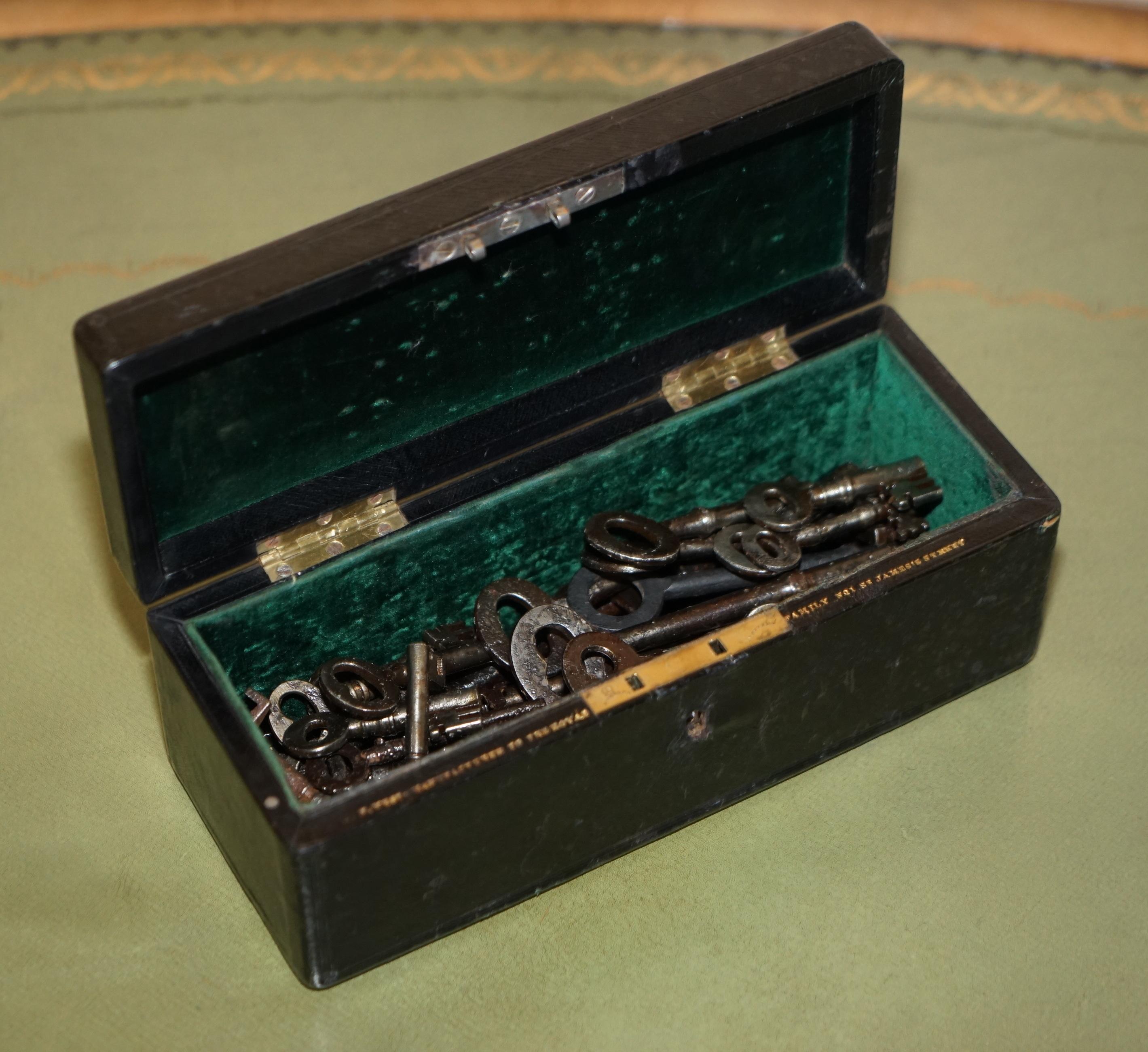 Antike Schachtel mit georgianischen Schlüsseln aus dem 18. Jahrhundert, Honble J A Ellis Kings Agent 1763-1776 im Angebot 11