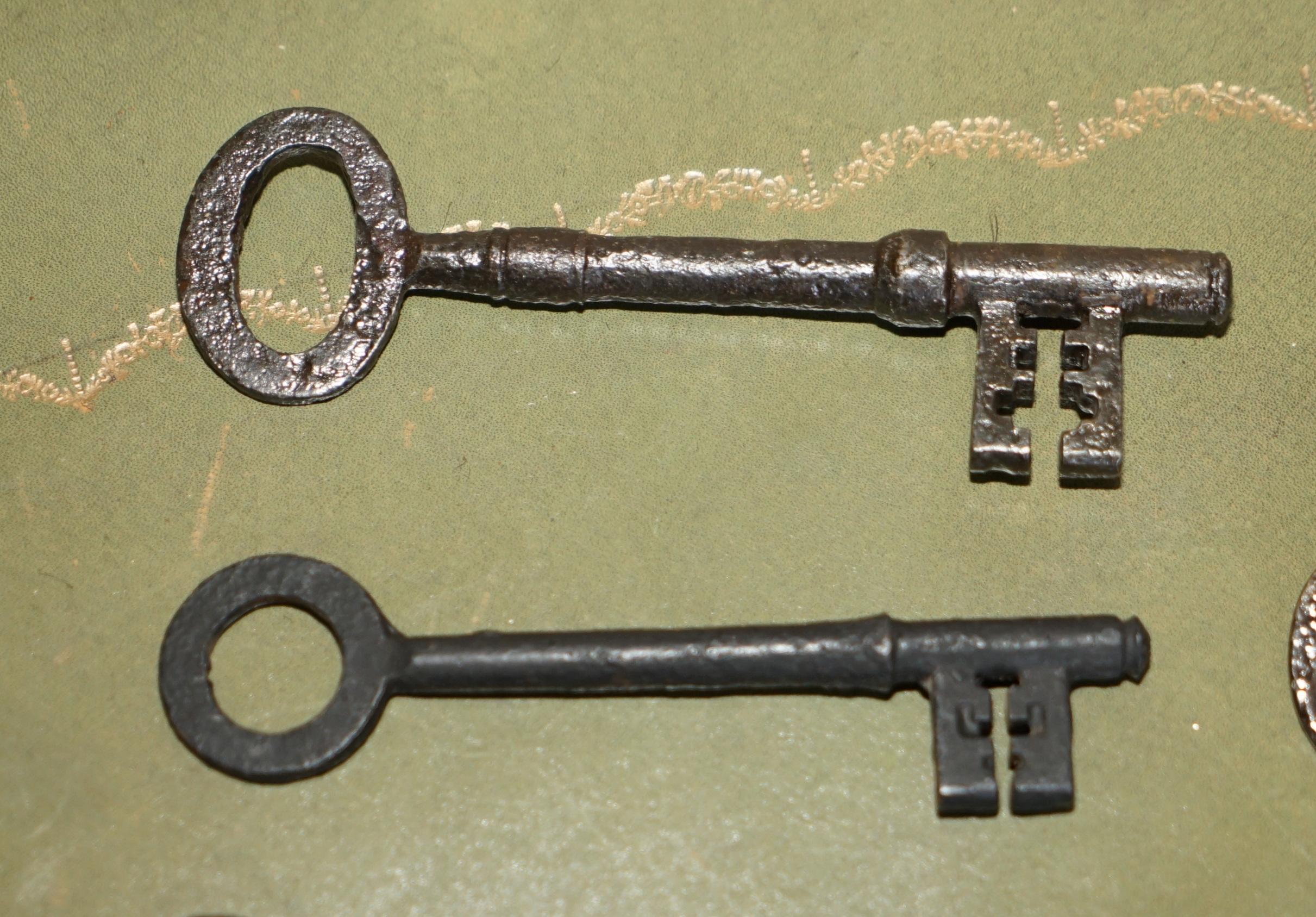 Antike Schachtel mit georgianischen Schlüsseln aus dem 18. Jahrhundert, Honble J A Ellis Kings Agent 1763-1776 (18. Jahrhundert und früher) im Angebot