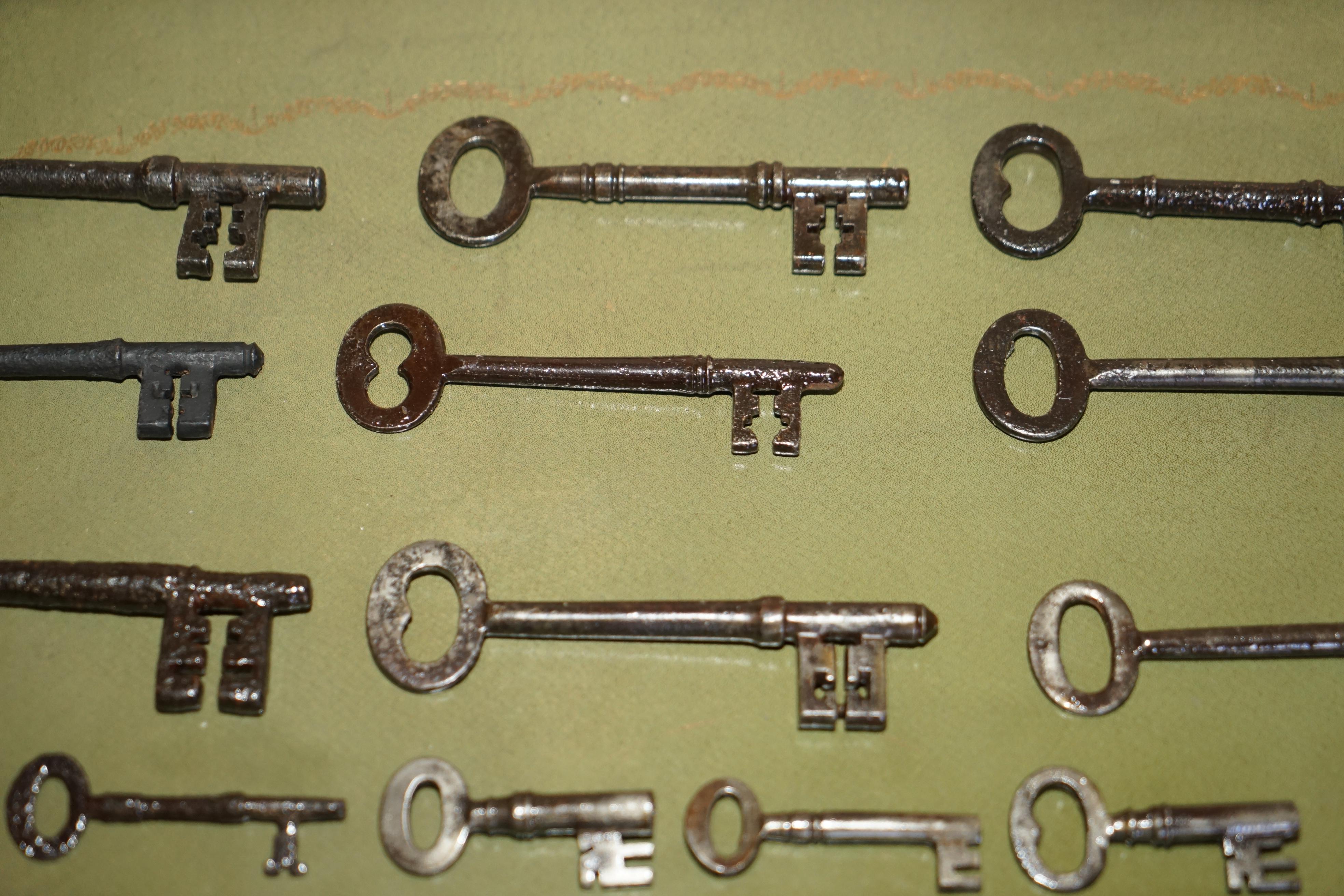 Antike Schachtel mit georgianischen Schlüsseln aus dem 18. Jahrhundert, Honble J A Ellis Kings Agent 1763-1776 (Eisen) im Angebot