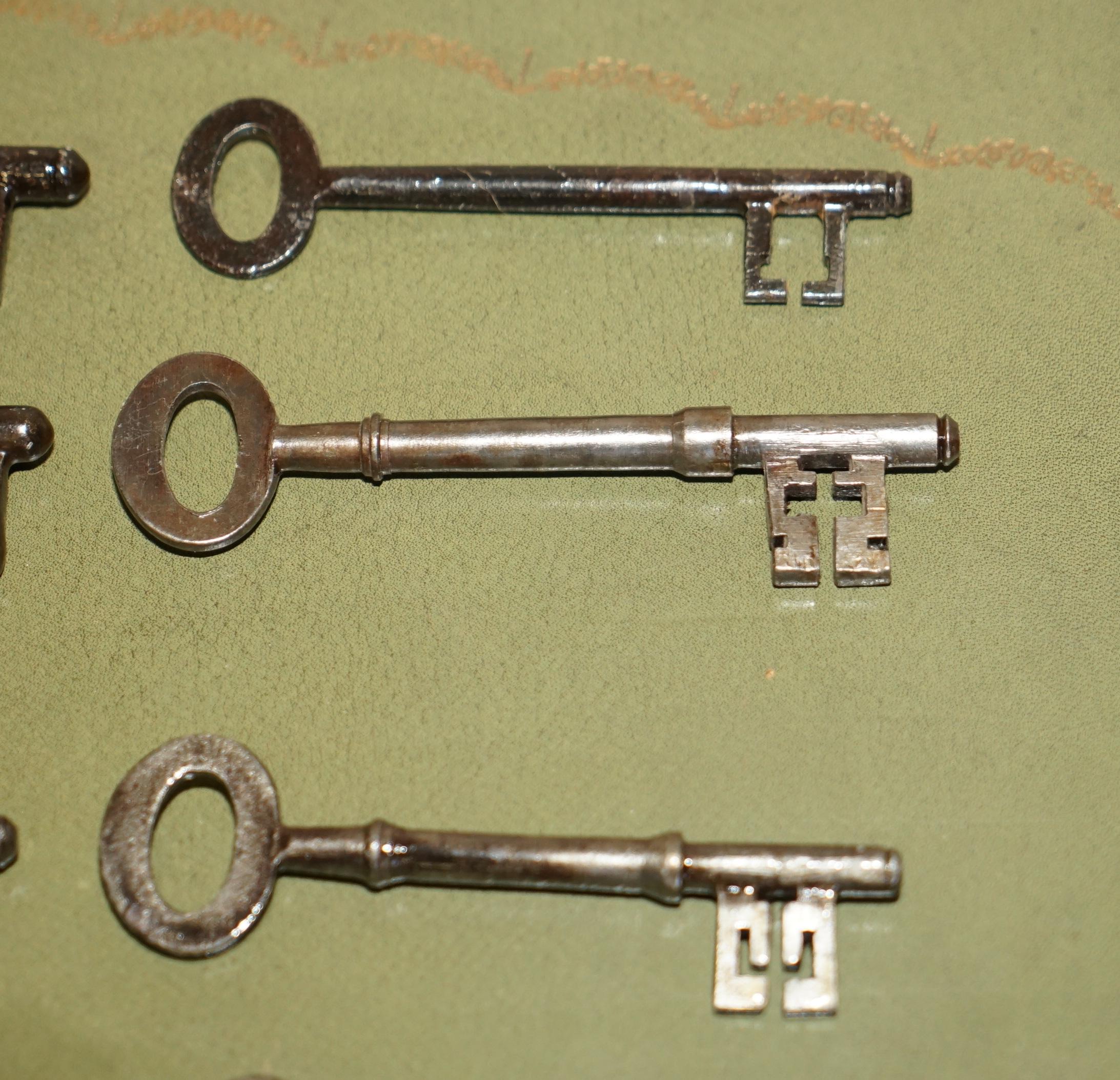 Antike Schachtel mit georgianischen Schlüsseln aus dem 18. Jahrhundert, Honble J A Ellis Kings Agent 1763-1776 im Angebot 2