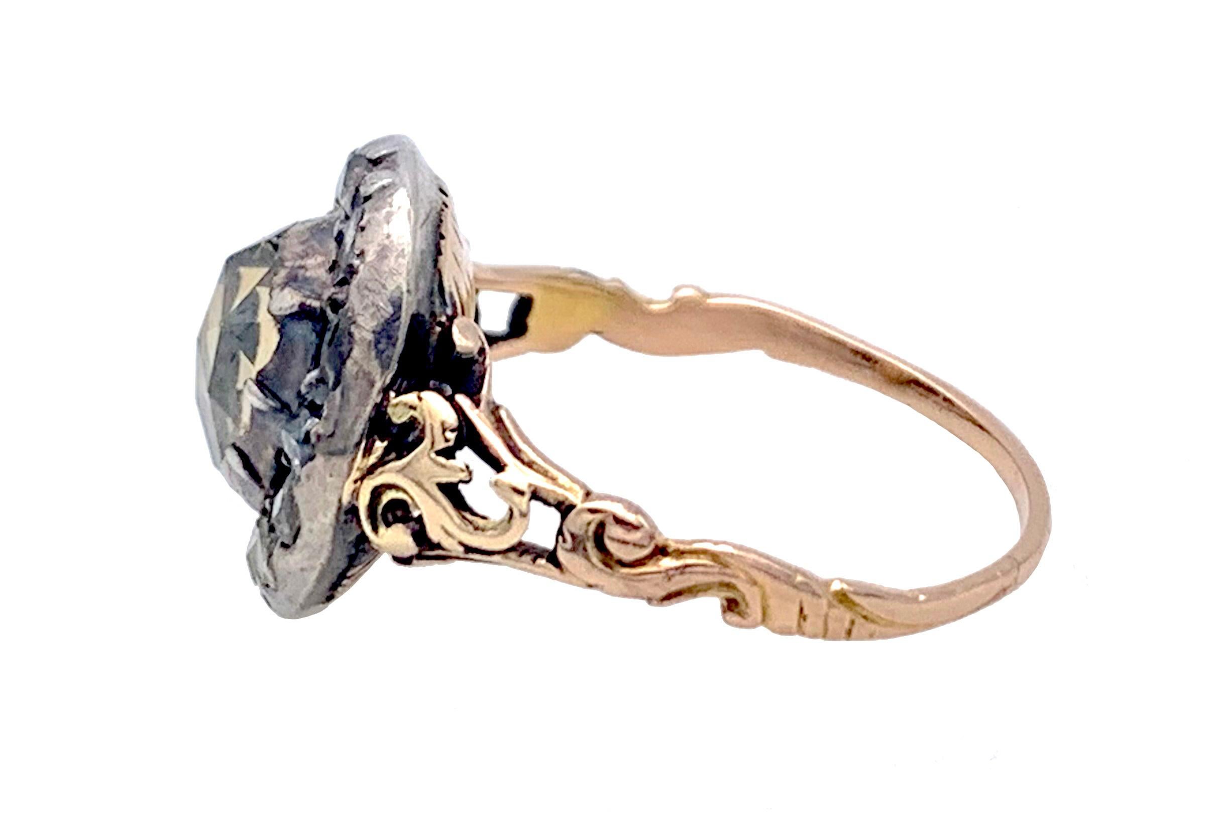 Este raro e inusual anillo del siglo XVIII está diseñado como un corazón estilizado y fue creado en 1760 ca. Un diamante marrón natural en forma de corazón está montado en un engaste cerrado de plata. El diamante marrón está rodeado por doce