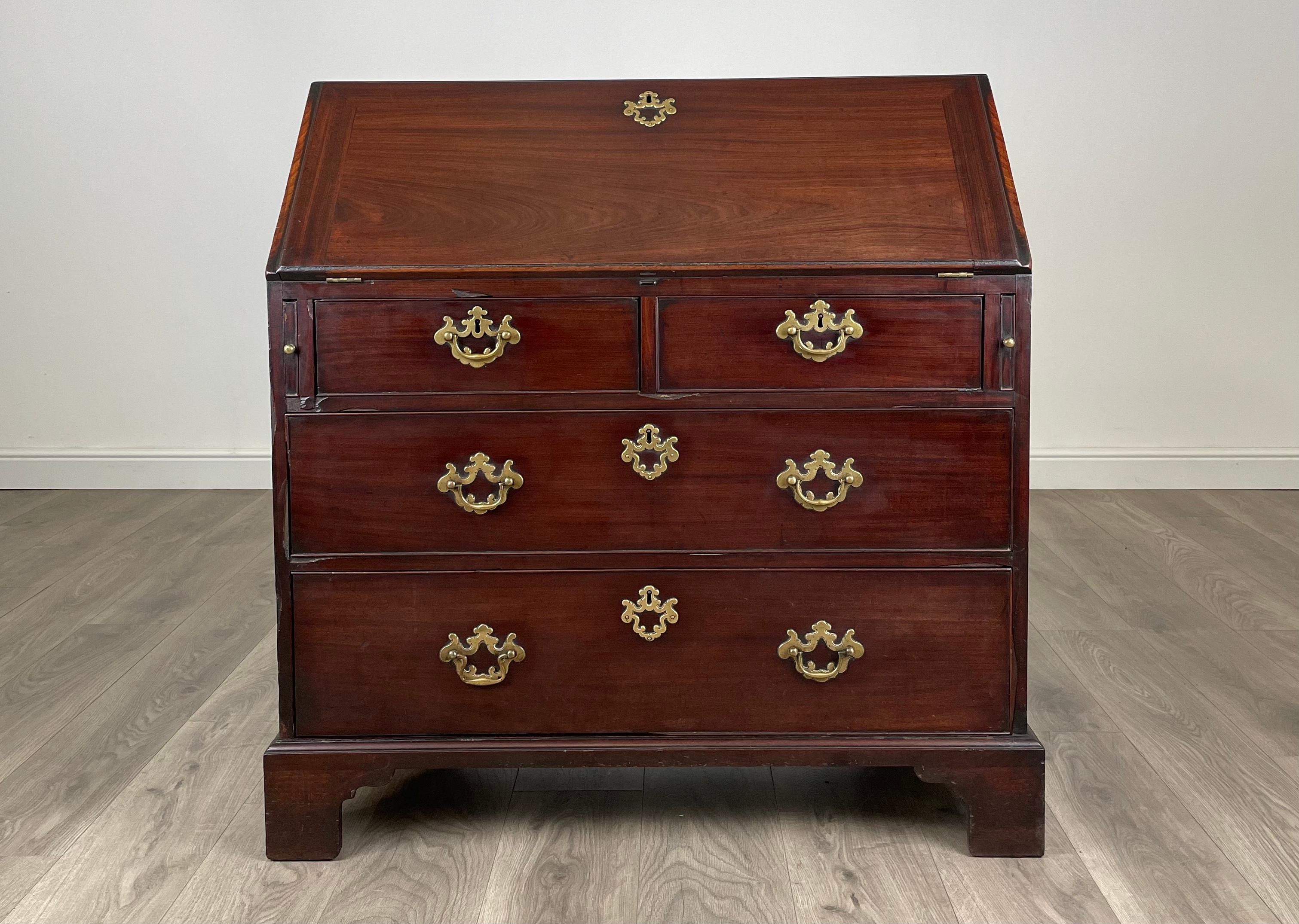 Magnifique bureau géorgien en acajou cubain
Composé de quatre tiroirs au total (deux petits et deux grands), l'intérieur est magnifiquement aménagé avec de nombreux compartiments de rangement.
La pièce repose sur de solides pieds en forme d'équerre