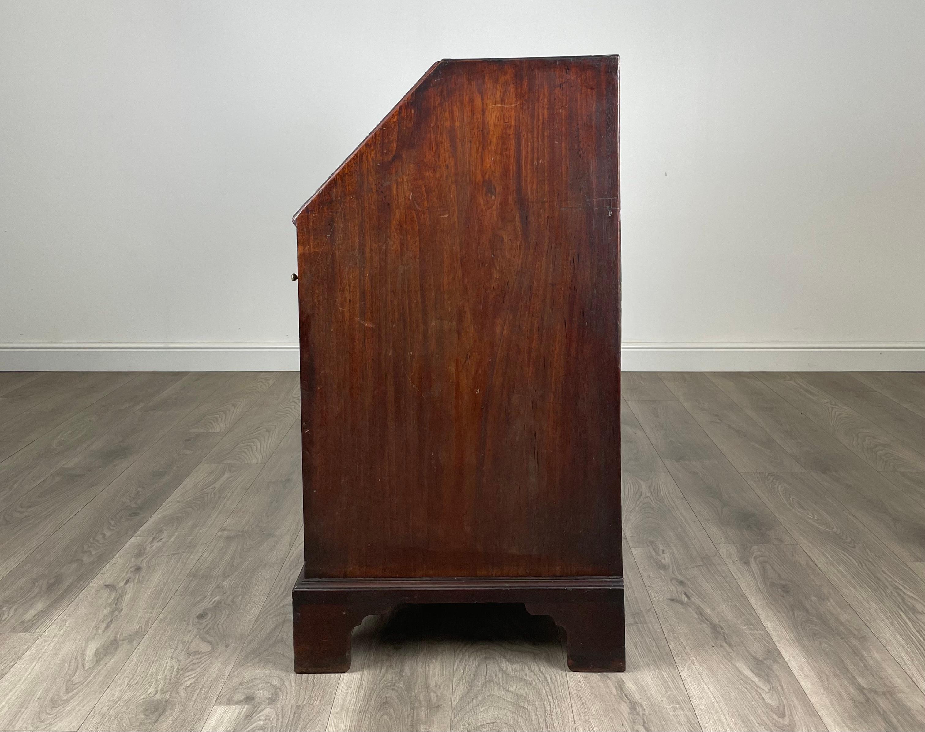 XVIIIe siècle Bureau ancien du 18ème siècle en acajou cubain (REF AF-3093) en vente
