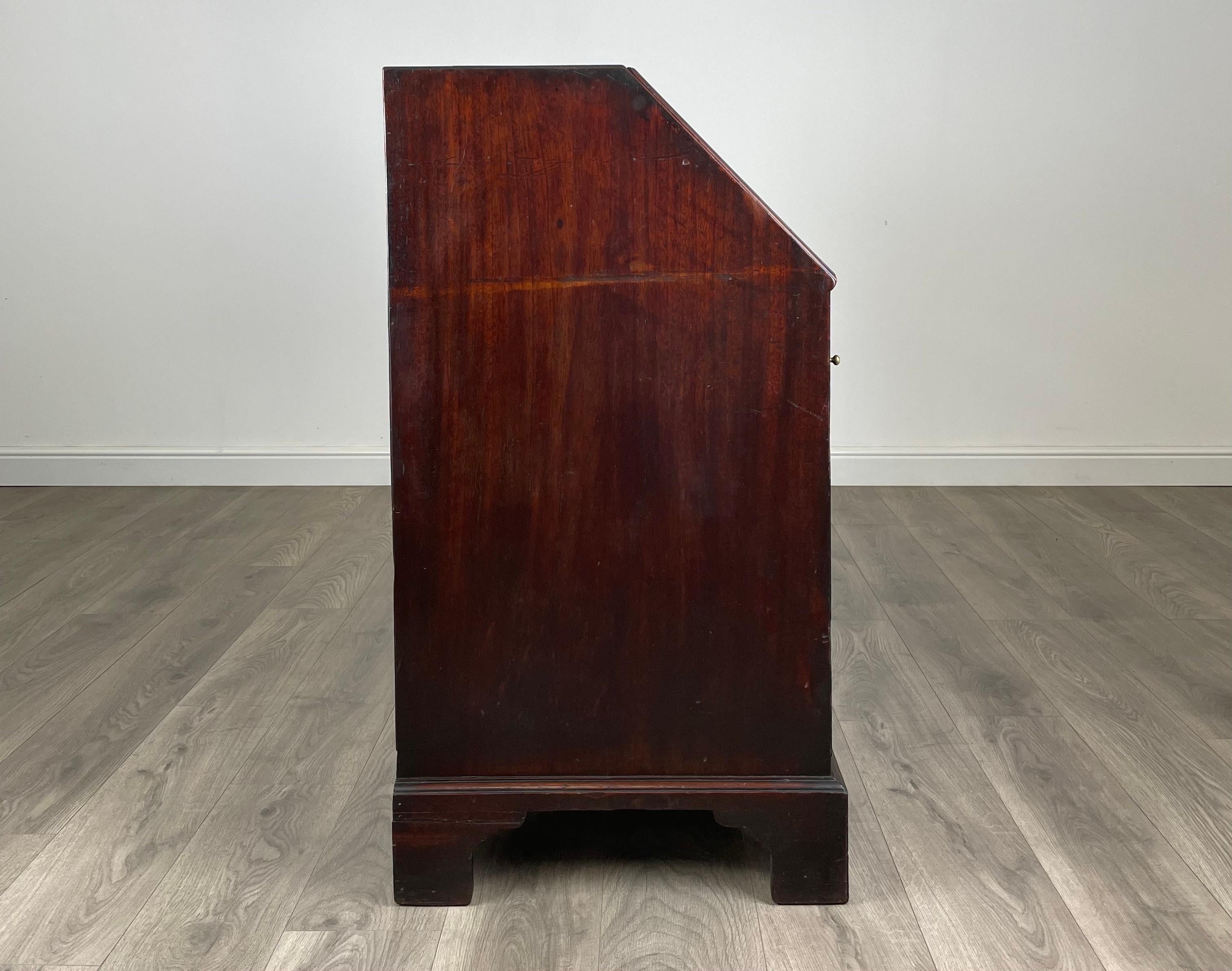 Bureau ancien du 18ème siècle en acajou cubain (REF AF-3093) en vente 3