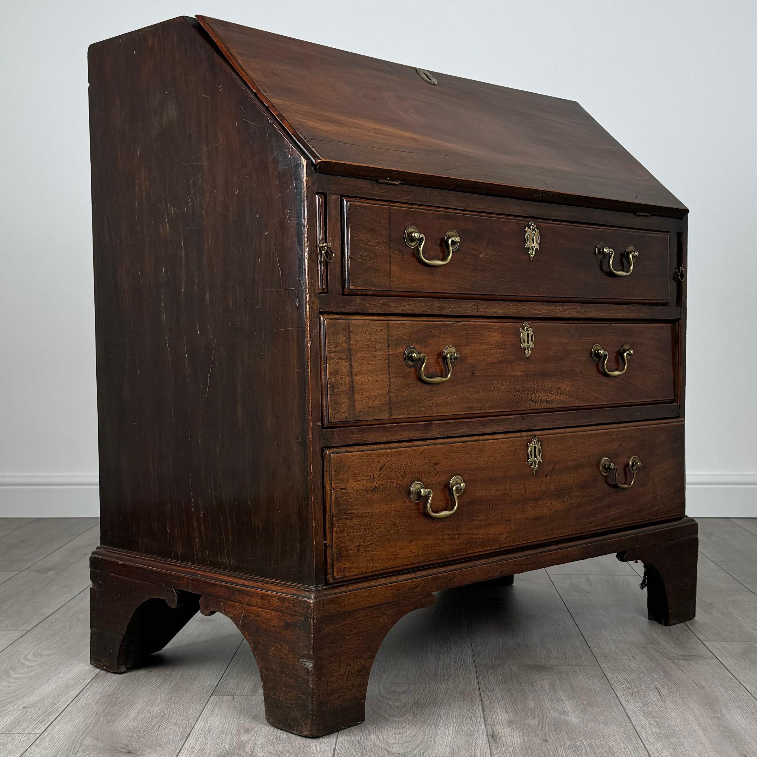 Bureau ancien de petites dimensions en acajou du 18ème siècle ( REF AF-3506 ) en vente 4