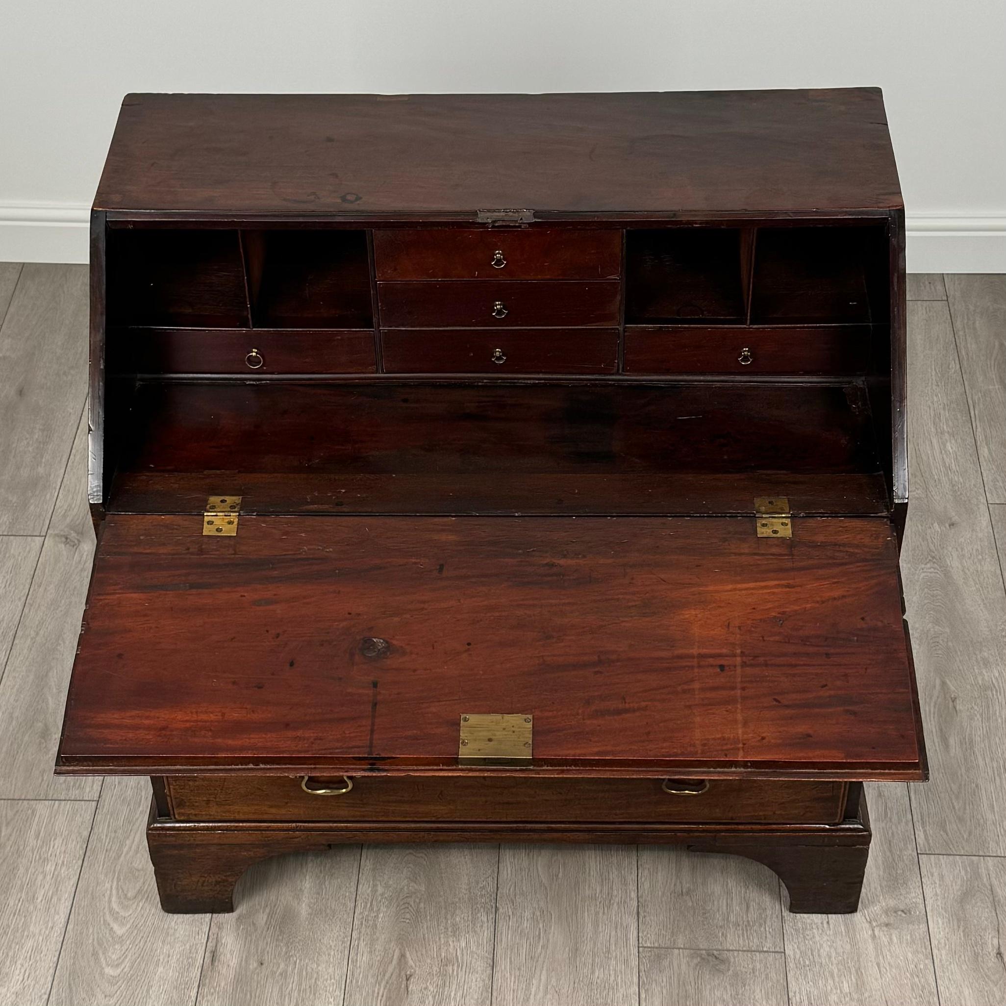 Bureau ancien de petites dimensions en acajou du 18ème siècle ( REF AF-3506 ) en vente 5
