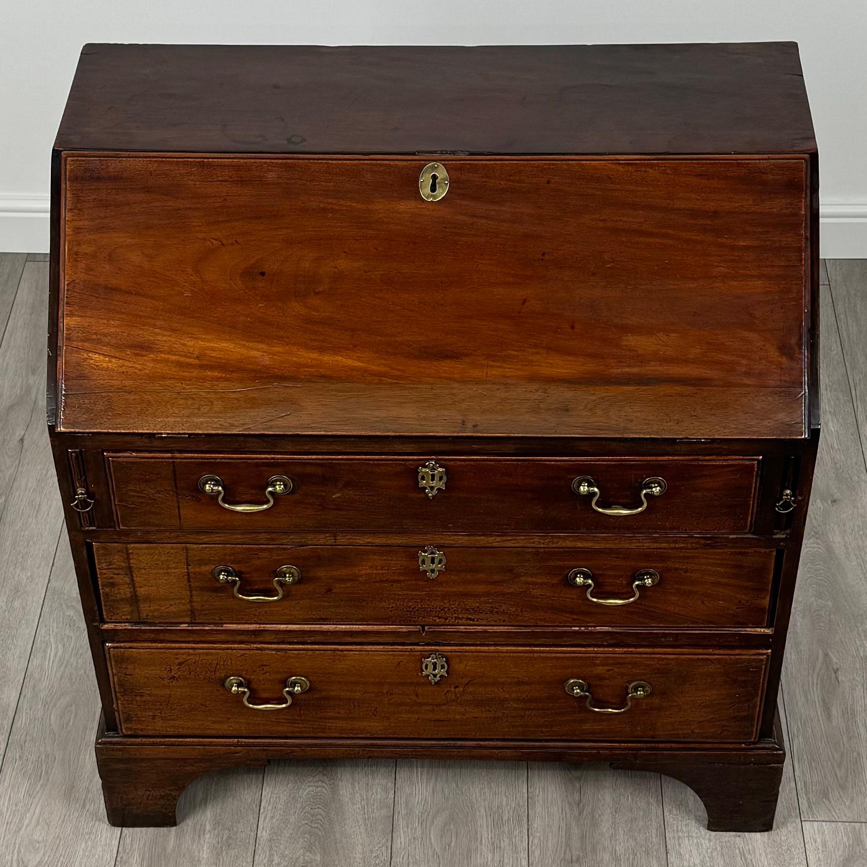 Bureau ancien de petites dimensions en acajou du 18ème siècle ( REF AF-3506 ) en vente 6