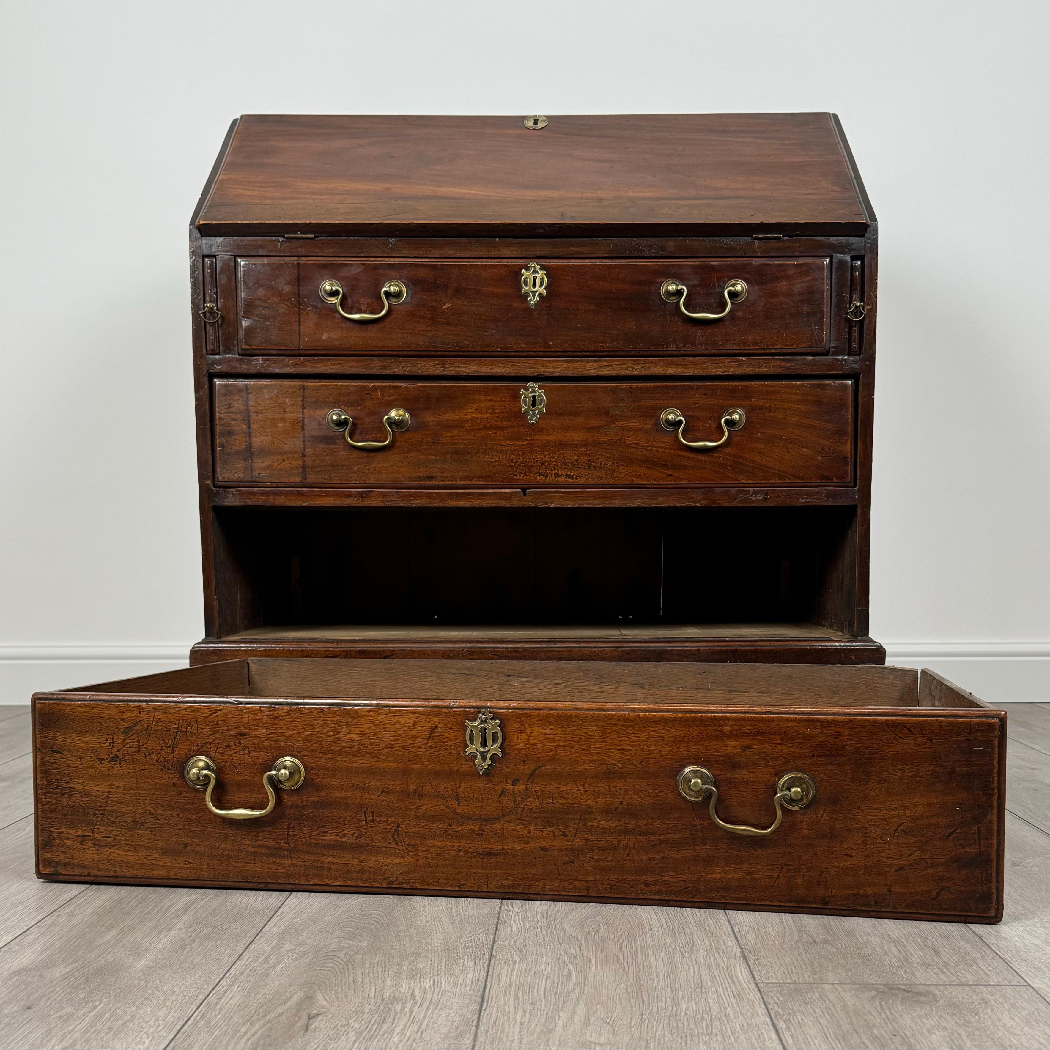 Bureau ancien de petites dimensions en acajou du 18ème siècle ( REF AF-3506 ) en vente 7