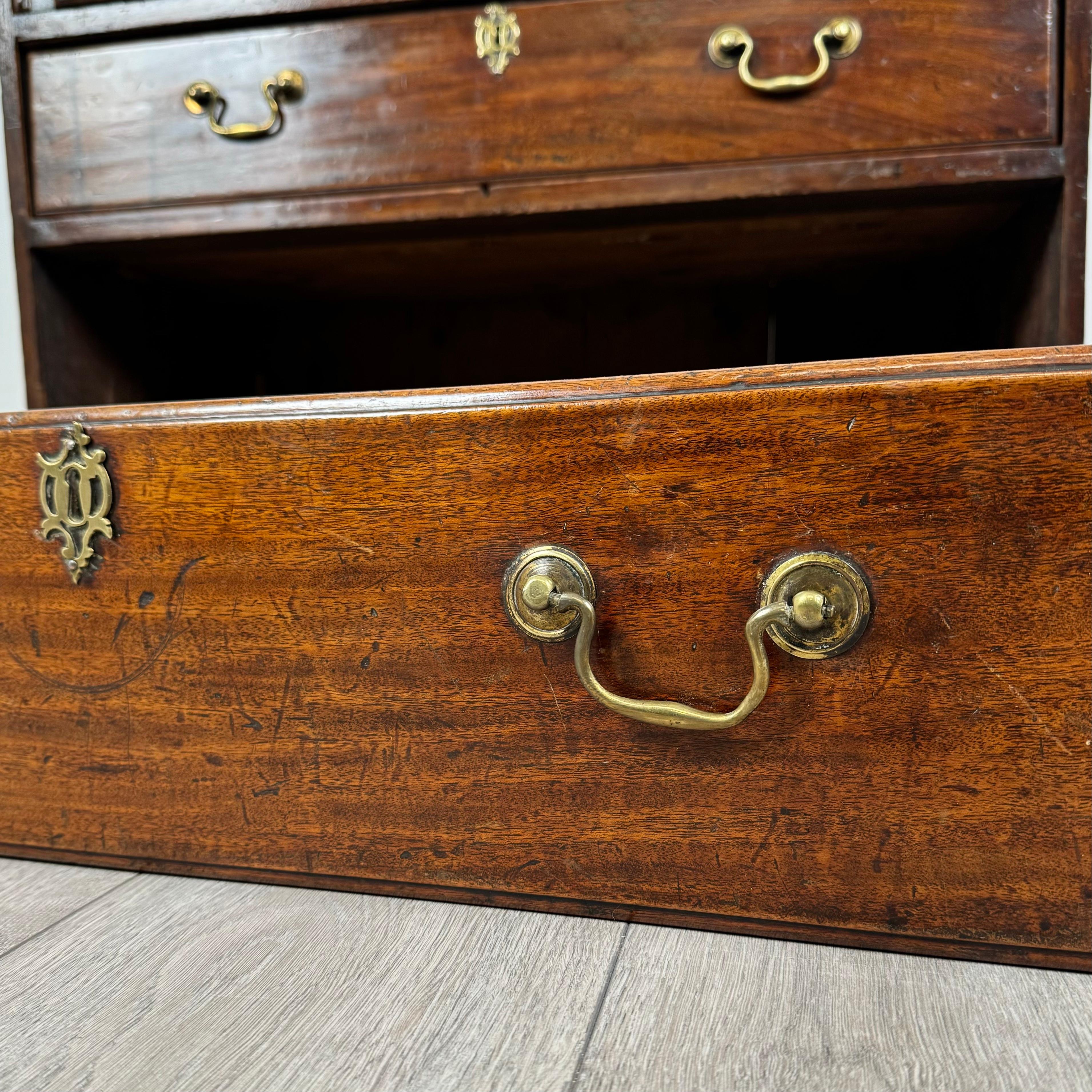 Bureau ancien de petites dimensions en acajou du 18ème siècle ( REF AF-3506 ) en vente 8