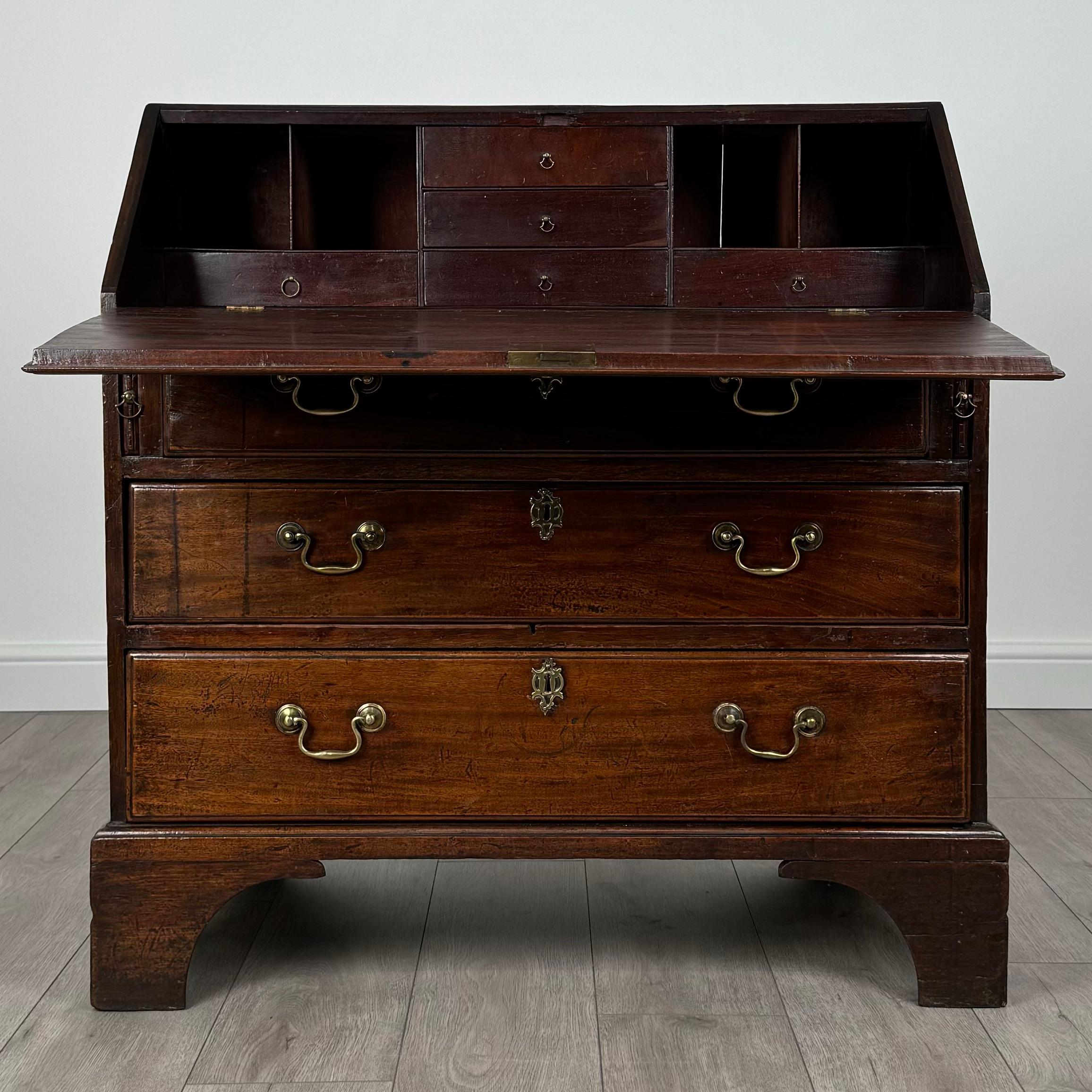 Britannique Bureau ancien de petites dimensions en acajou du 18ème siècle ( REF AF-3506 ) en vente