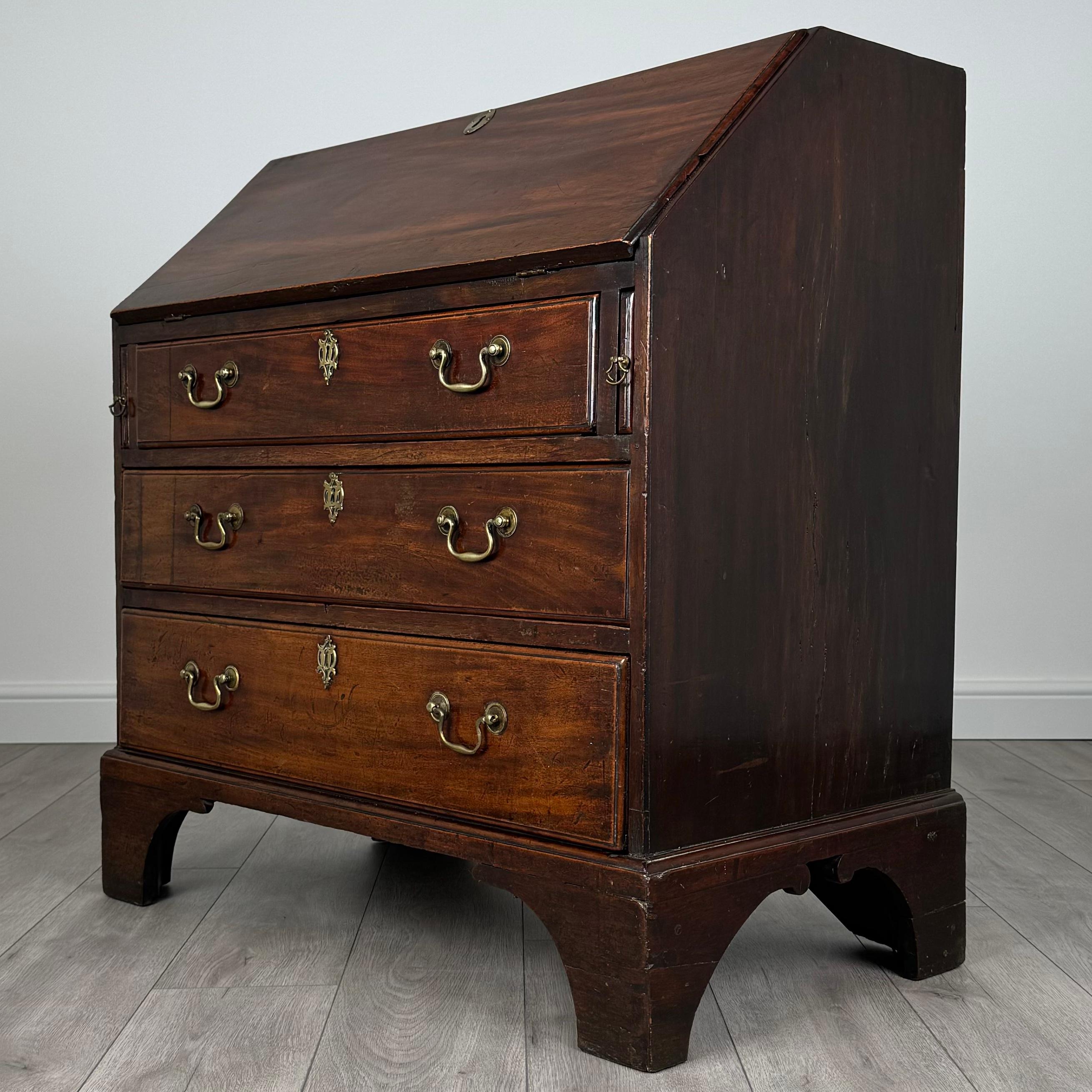 Bureau ancien de petites dimensions en acajou du 18ème siècle ( REF AF-3506 ) Bon état - En vente à Ledbury, GB