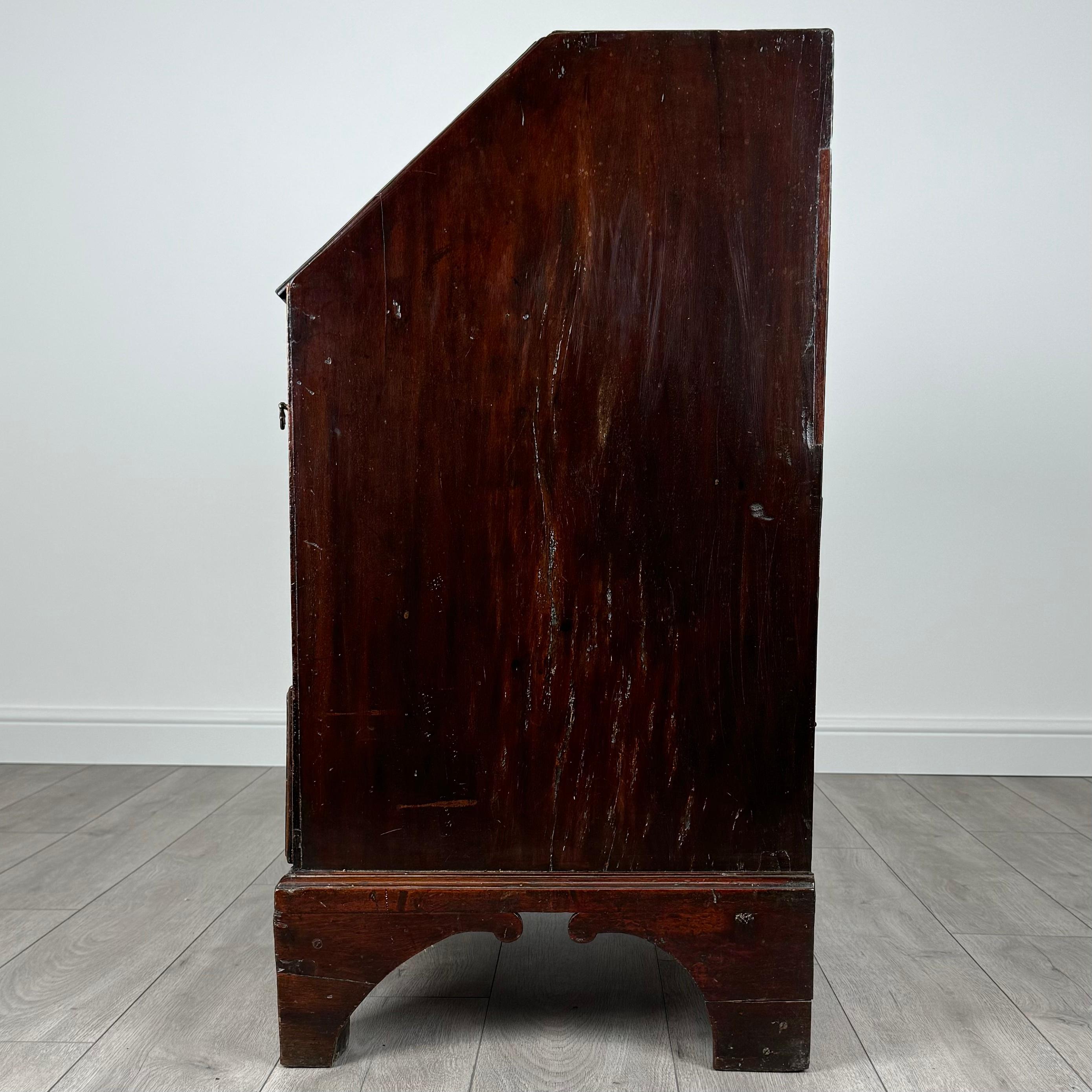 XVIIIe siècle et antérieur Bureau ancien de petites dimensions en acajou du 18ème siècle ( REF AF-3506 ) en vente