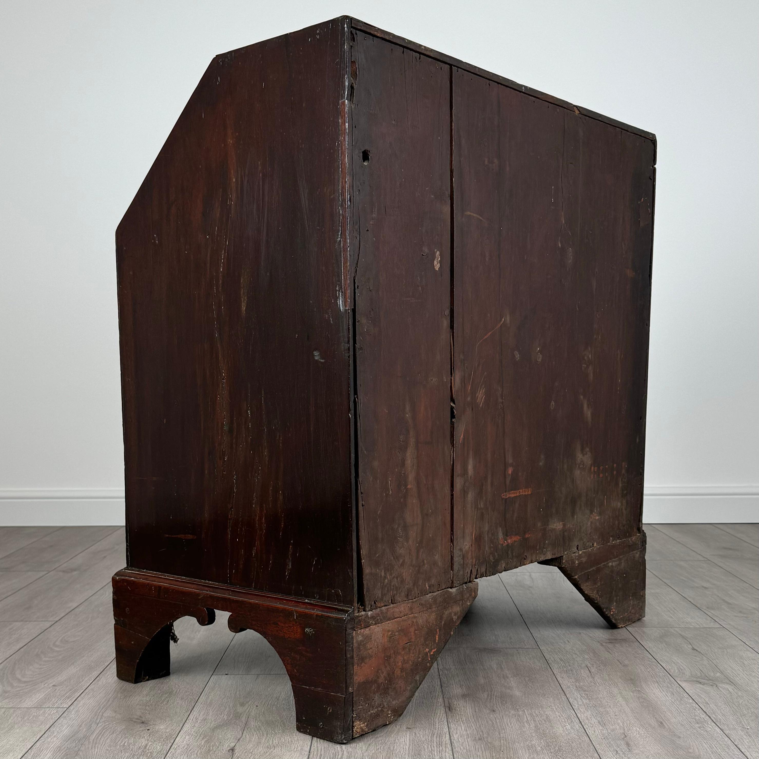 Acajou Bureau ancien de petites dimensions en acajou du 18ème siècle ( REF AF-3506 ) en vente