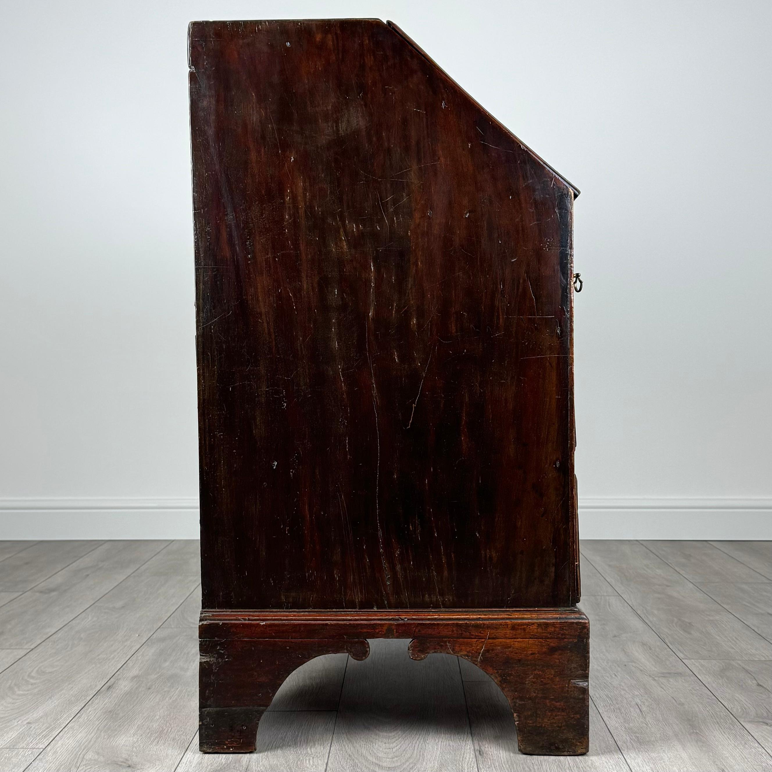 Bureau ancien de petites dimensions en acajou du 18ème siècle ( REF AF-3506 ) en vente 3