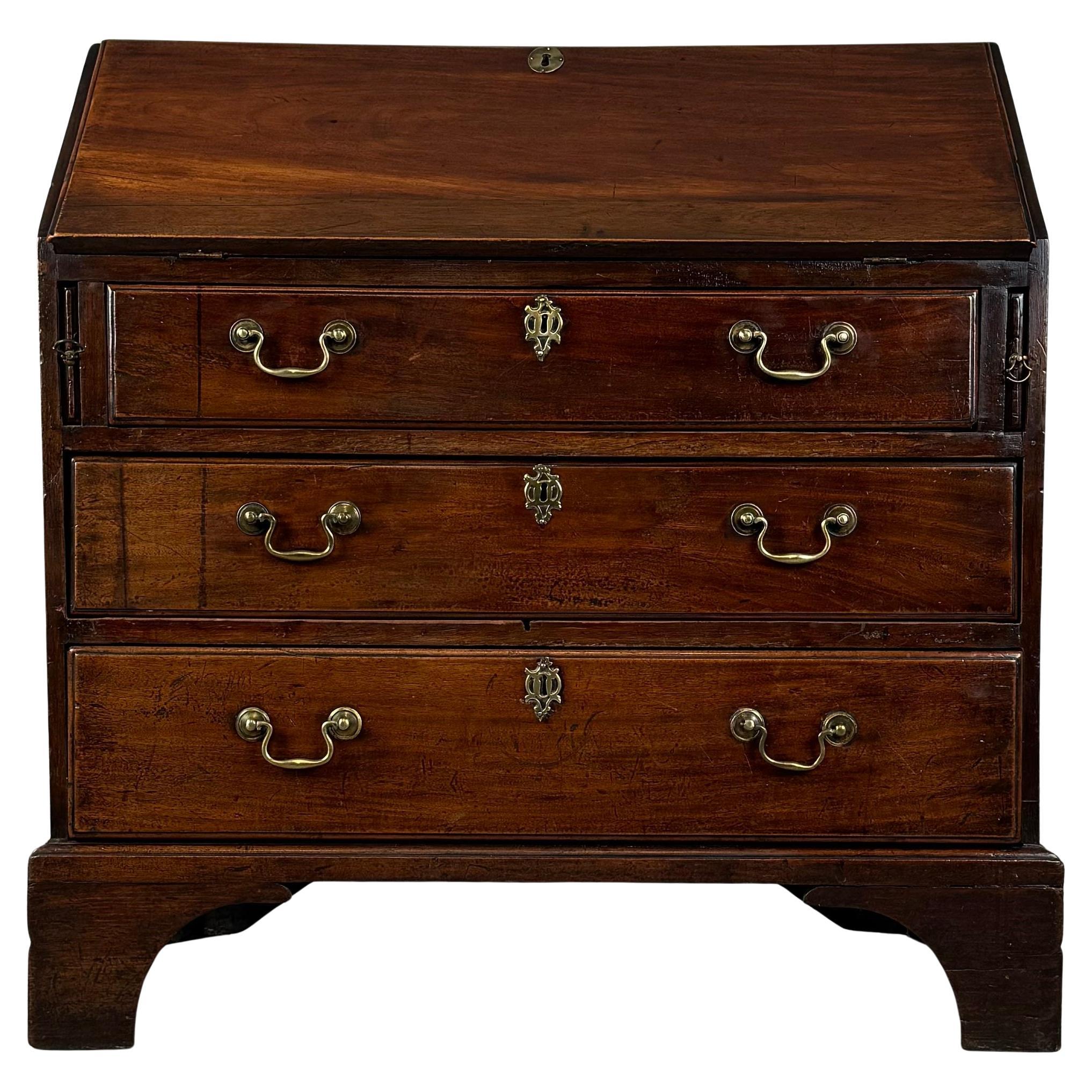 Antique 18th Century Bureau of Small Proportions In Mahogany ( REF AF-3506 )