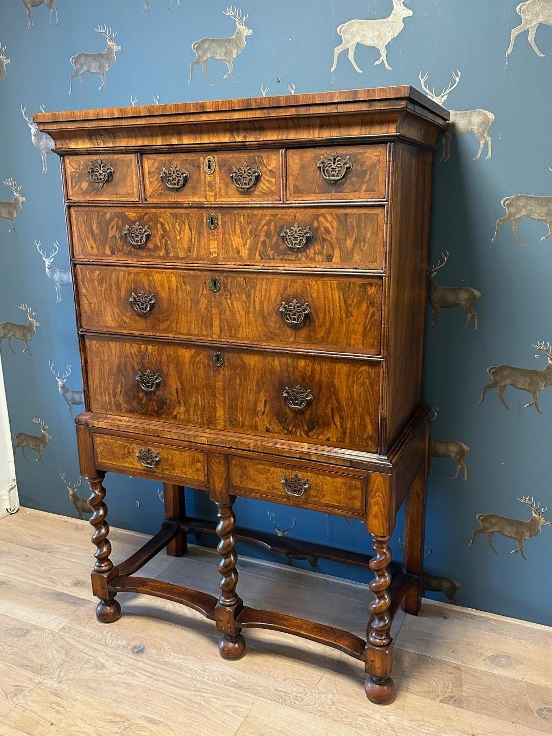 Commode ancienne du 18ème siècle en ronce de noyer sur pieds croisés. En bon état. Belle couleur chaude. La base est du 19e siècle.
Origine : Angleterre
Période : Vers 1760
Taille : 100cm x 52cm x h.167cm