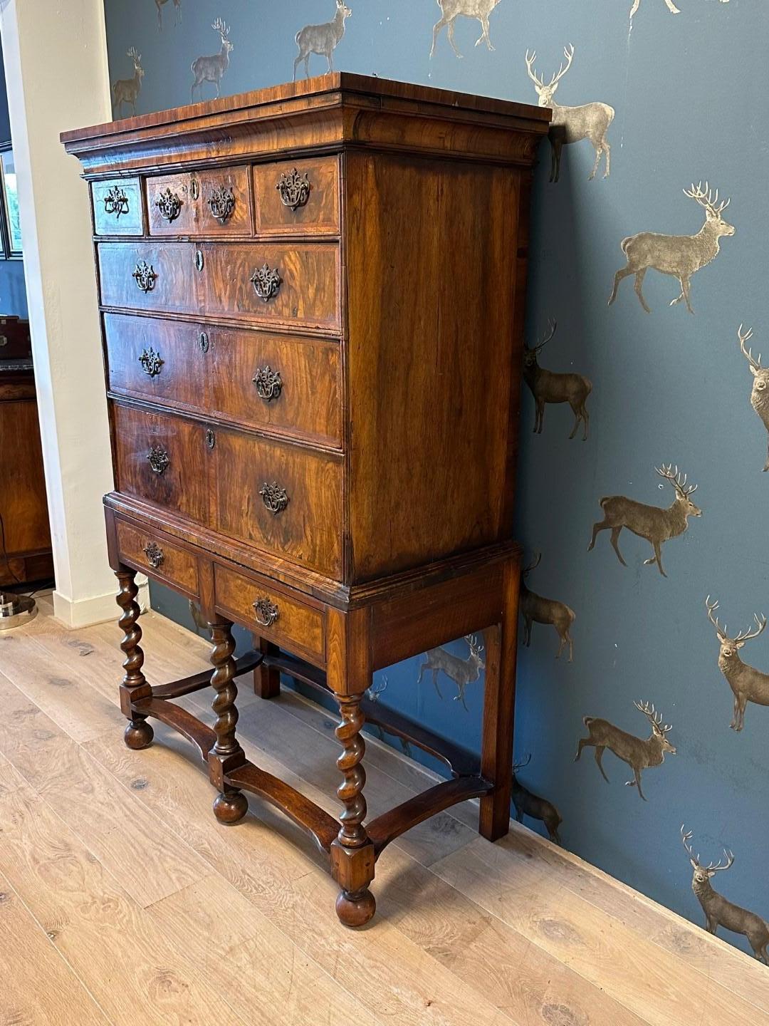 Ancienne commode en ronce de noyer du XVIIIe siècle Bon état - En vente à Eindhoven, NL