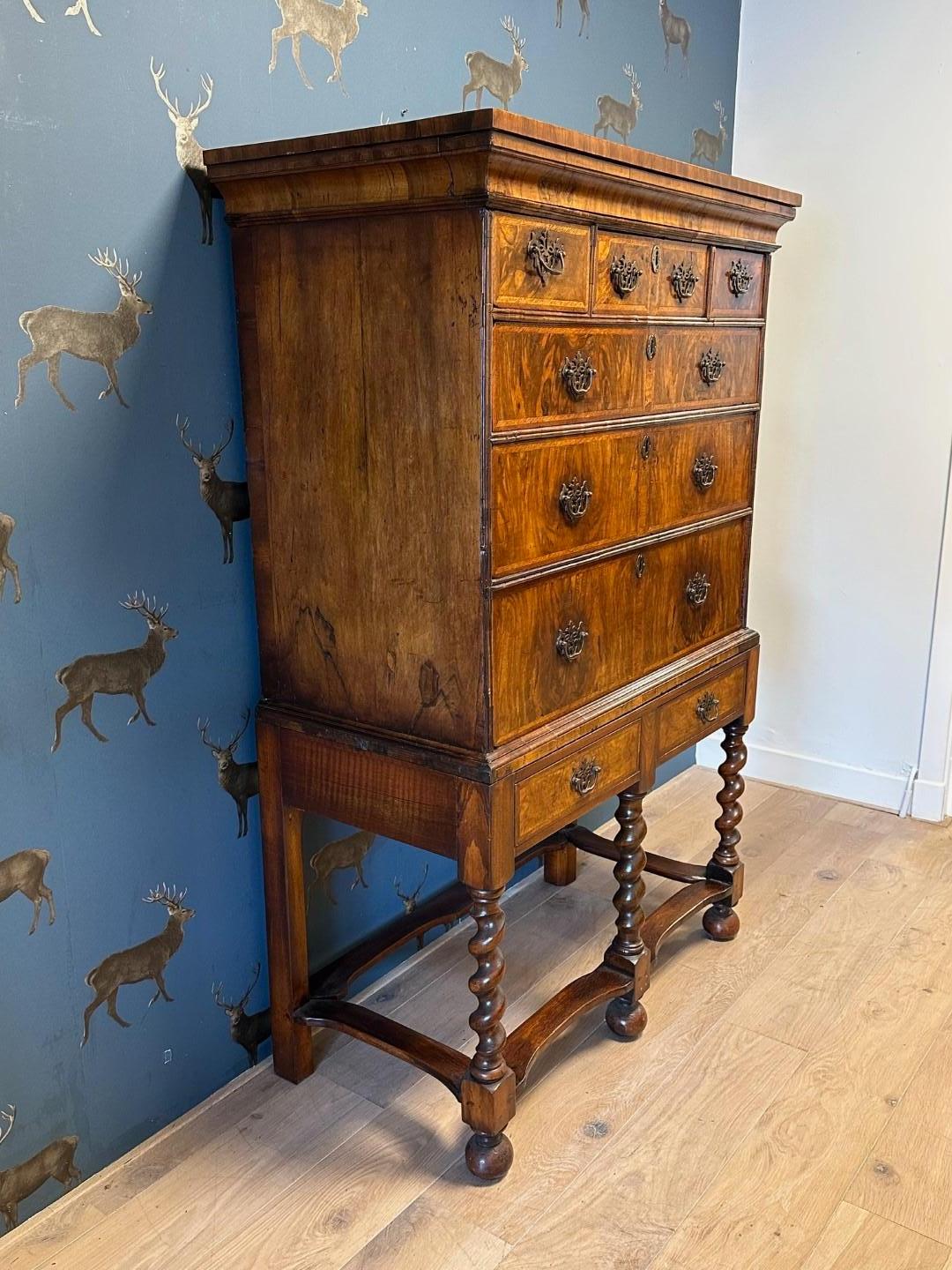 Milieu du XVIIIe siècle Ancienne commode en ronce de noyer du XVIIIe siècle en vente