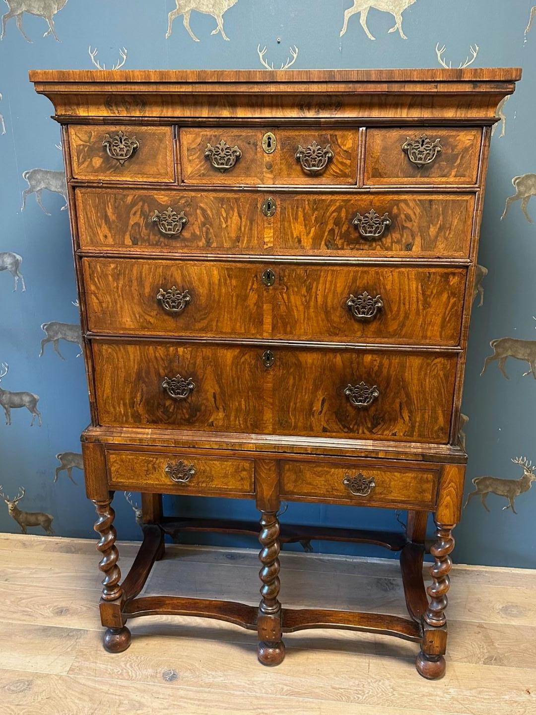 Ancienne commode en ronce de noyer du XVIIIe siècle en vente 2