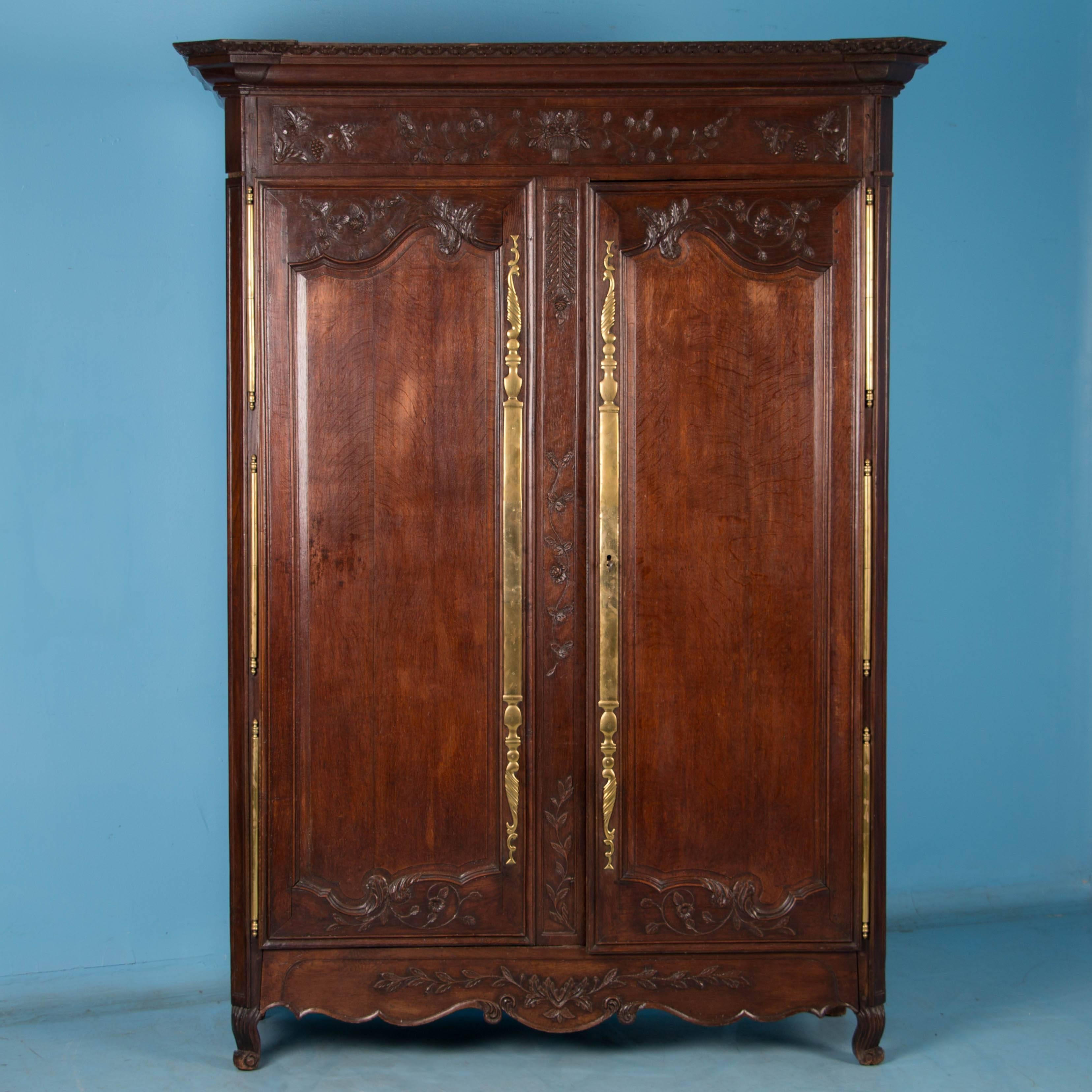  Attractive carvings of vines, leaves and flowers embellish this armoire giving it a romantic touch. Crafted in the late 18th century France, this oak armoire has beautifully carved moldings from the cornice to the door as well as the side panels.