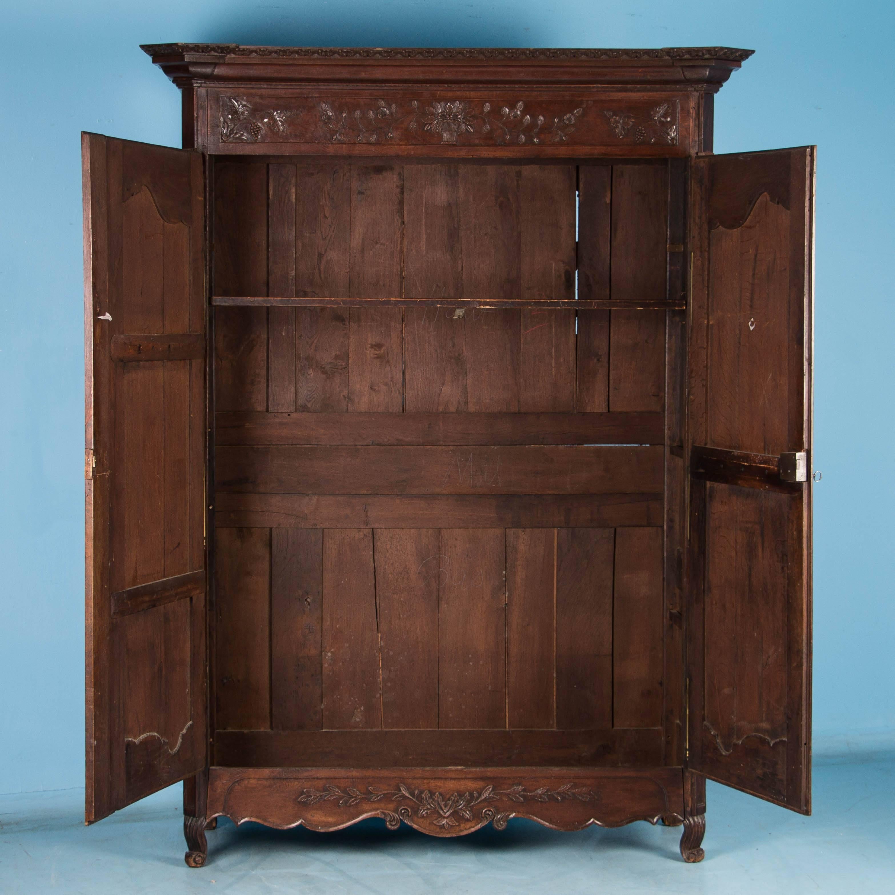 Français Ancienne armoire française en chêne sculpté du 18ème siècle en vente