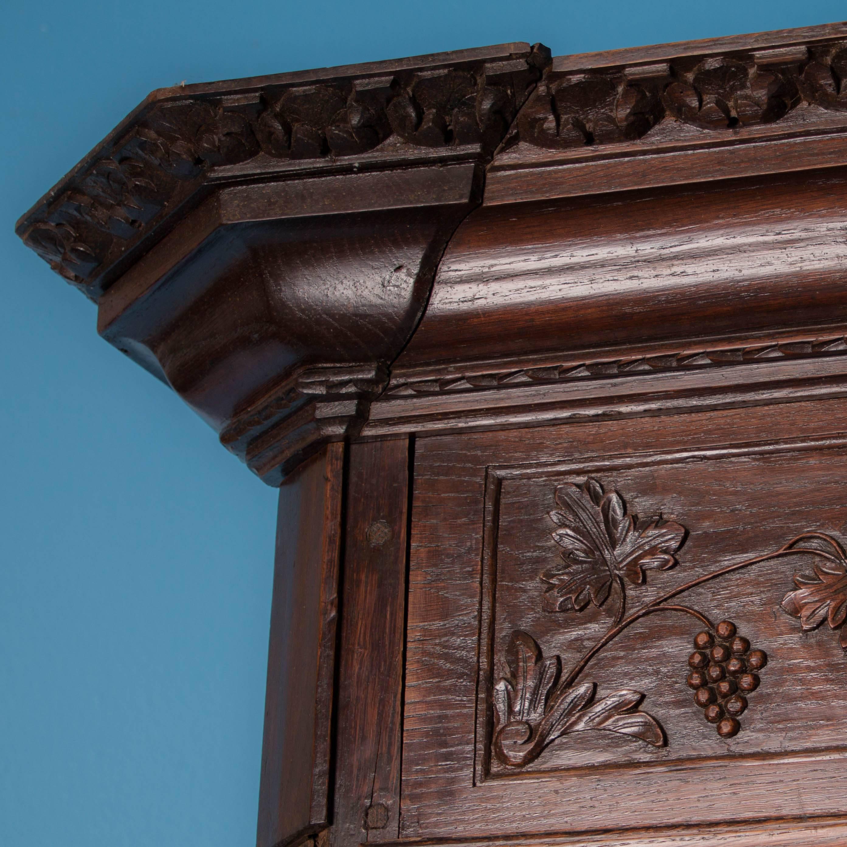 Ancienne armoire française en chêne sculpté du 18ème siècle Bon état - En vente à Round Top, TX