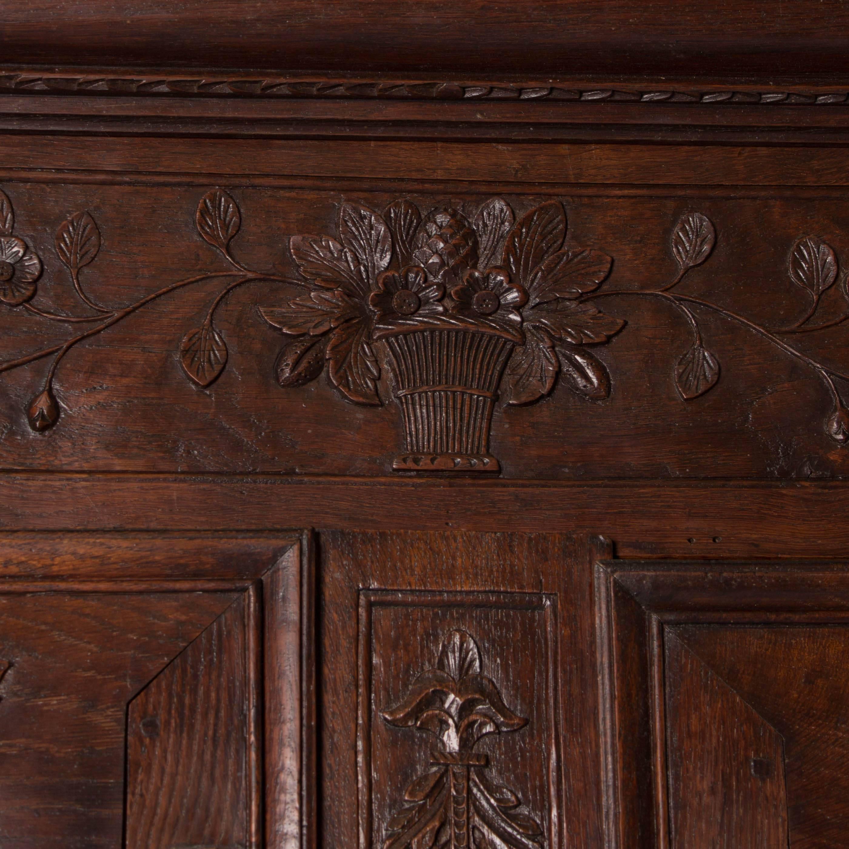 Chêne Ancienne armoire française en chêne sculpté du 18ème siècle en vente