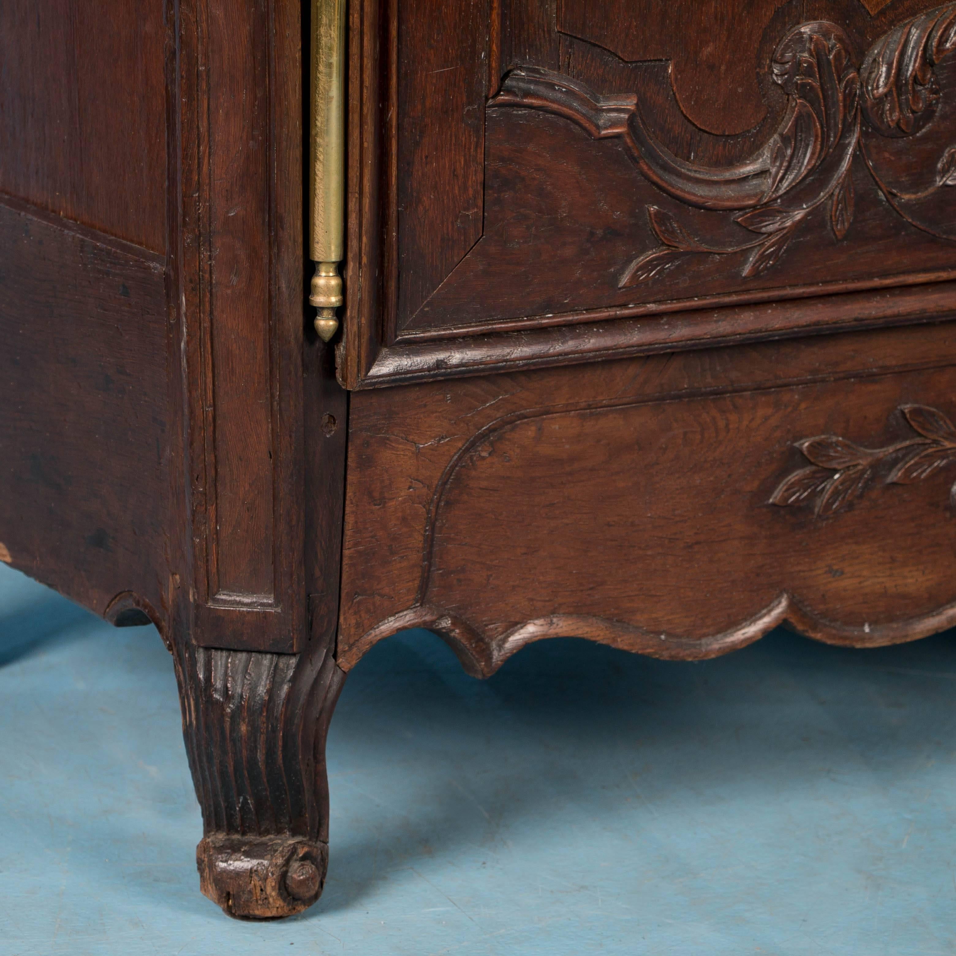 Ancienne armoire française en chêne sculpté du 18ème siècle en vente 1
