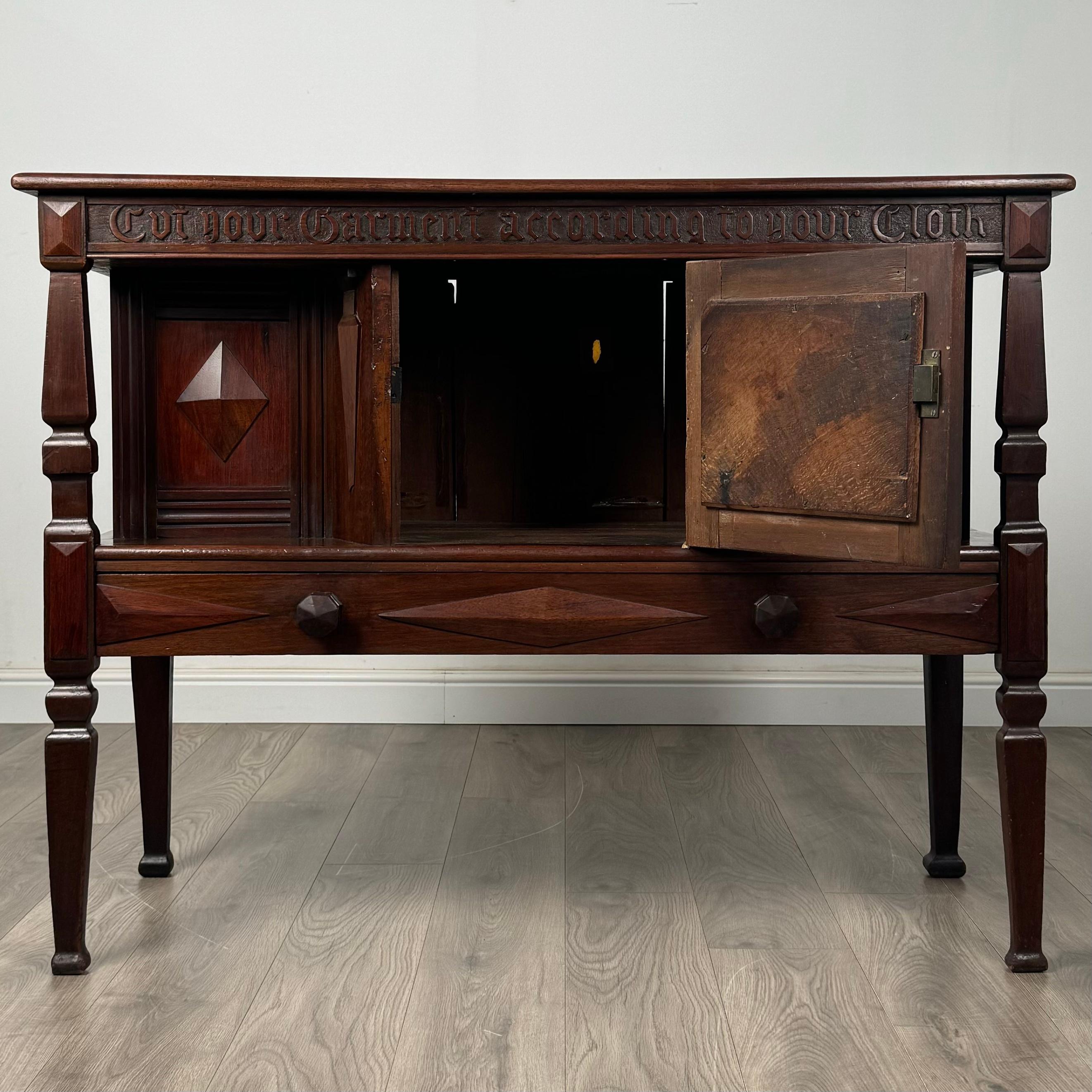 Inglese Antica credenza intagliata in noce del XVIII secolo ( REF AFS-3464 ) in vendita