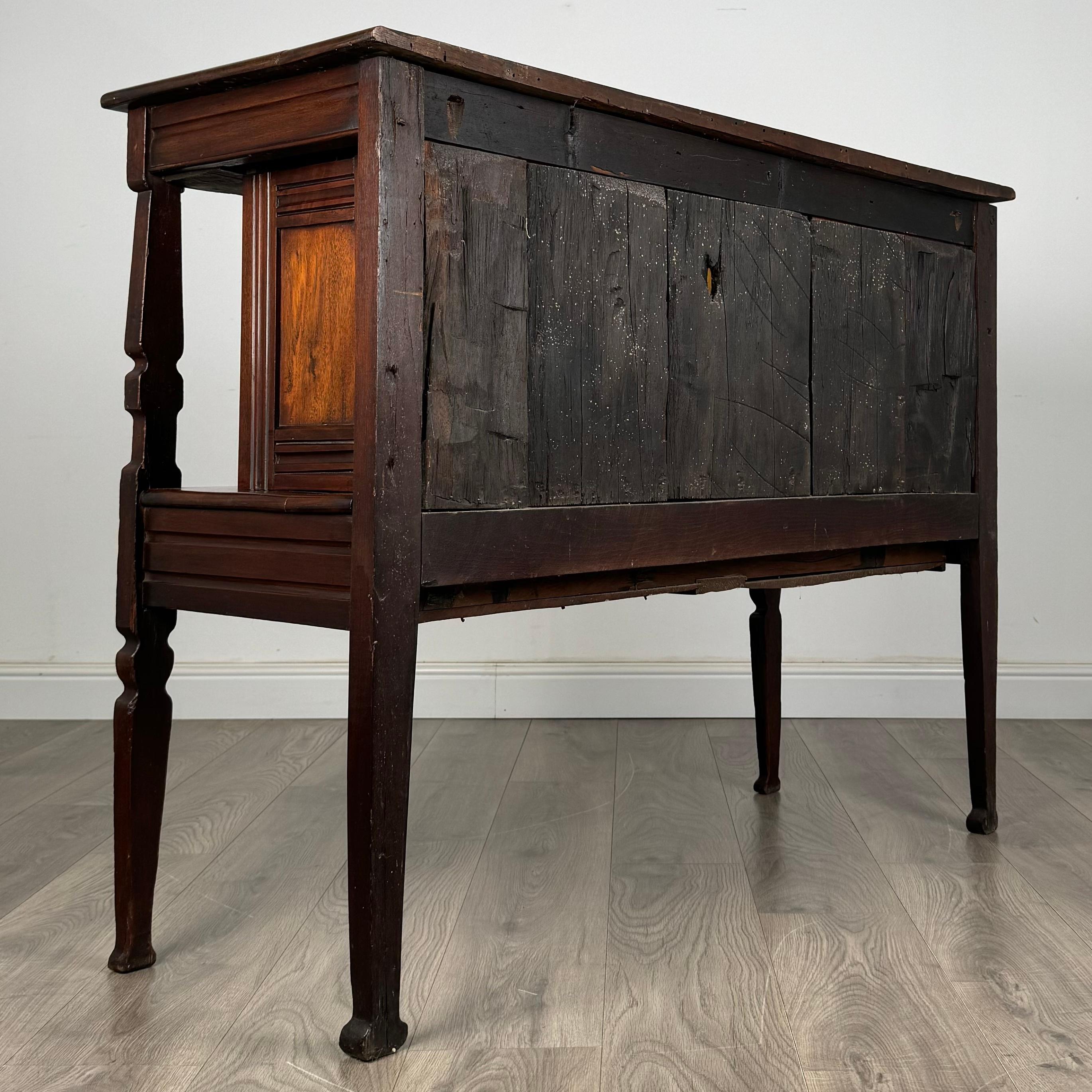 Fino al XVIII secolo Antica credenza intagliata in noce del XVIII secolo ( REF AFS-3464 ) in vendita
