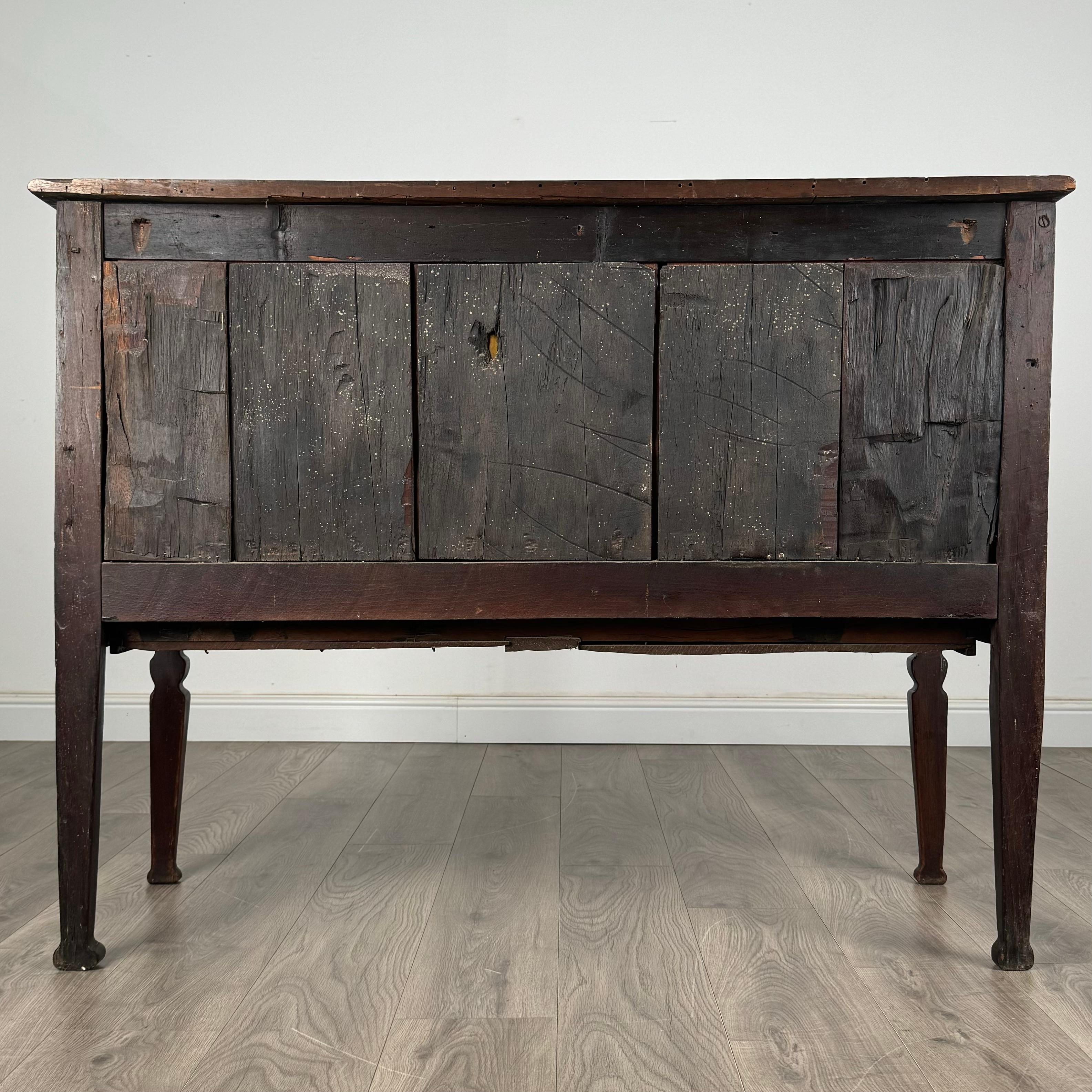 Noce Antica credenza intagliata in noce del XVIII secolo ( REF AFS-3464 ) in vendita