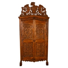 Antiker Eckschrank aus geschnitztem Nussbaumholz aus dem 18. Jahrhundert Königliches Wappen Spaniens Antiker Eckschrank aus geschnitztem Nussbaumholz aus dem 18. Jahrhundert Königliches Wappen Spaniens