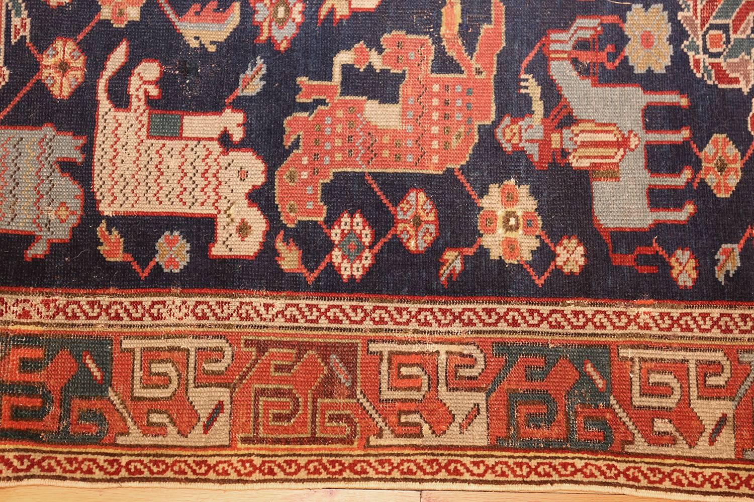 Antiker kaukasischer Stammesteppich mit Tiermotiven aus dem späten 18. Jahrhundert, Herkunftsland: Kaukasus, CIRCA Datum: Spätes 18. Jahrhundert - Größe: 4 ft 6 in x 9 ft (1,37 m x 2,74 m)

Dieser exquisite kaukasische Teppich aus dem 18.