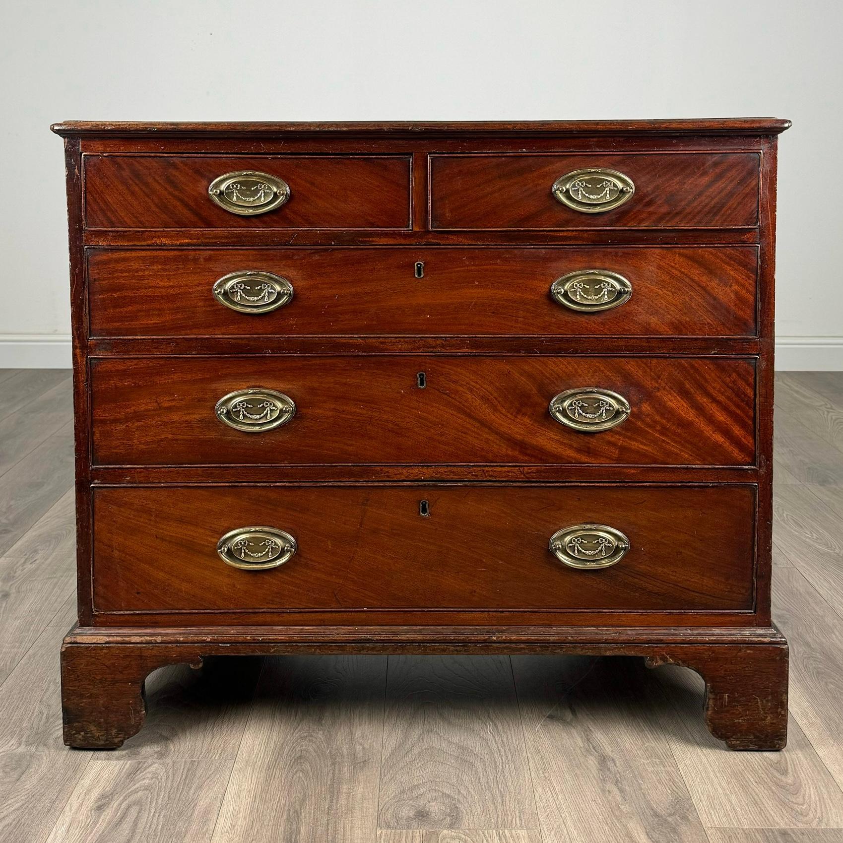 Eleganza e fascino del passato con questa cassettiera in mogano del XVIII secolo, realizzata intorno al 1800, che vanta un'eleganza senza tempo e una qualità duratura. Questo affascinante mobile è una vera e propria testimonianza dell'artigianato