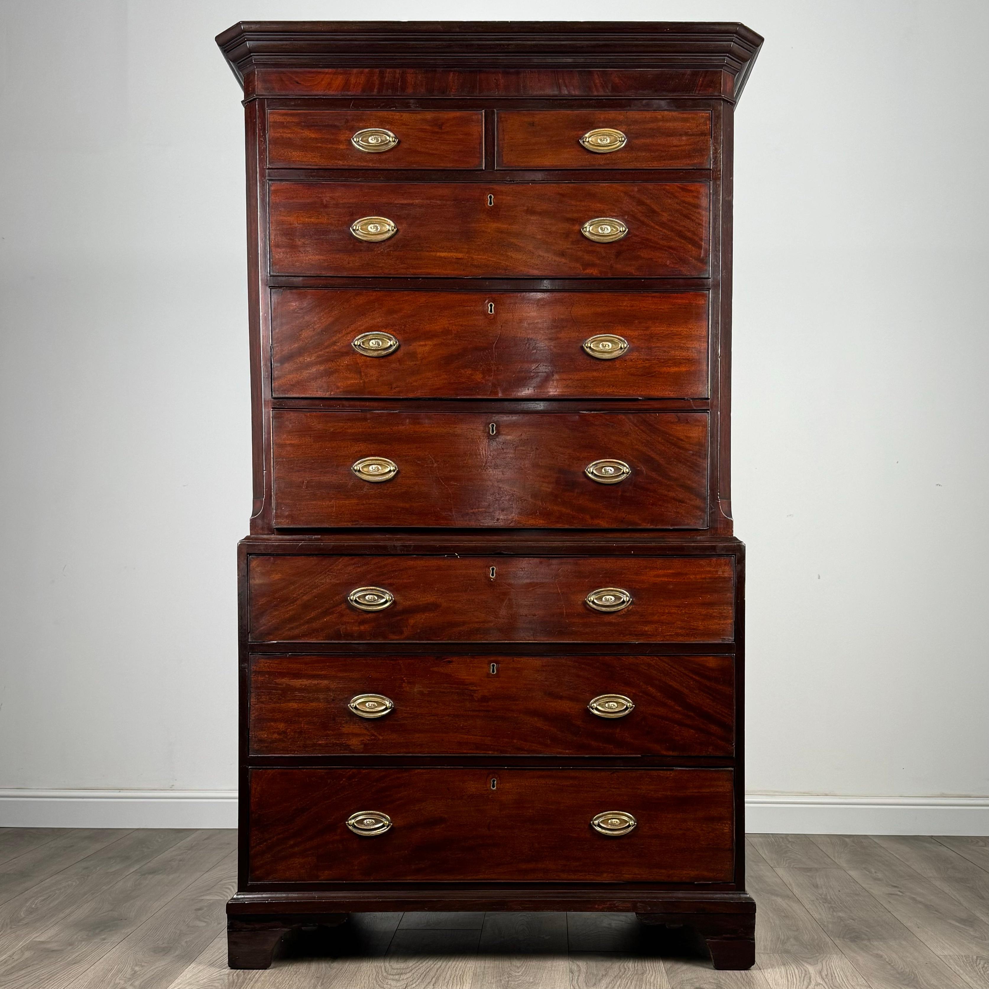Entra nell'eleganza del passato con questa splendida cassapanca antica del XVIII secolo, sapientemente realizzata in lussuoso mogano. Questo straordinario pezzo non solo funge da funzionale soluzione di archiviazione, ma è anche una testimonianza
