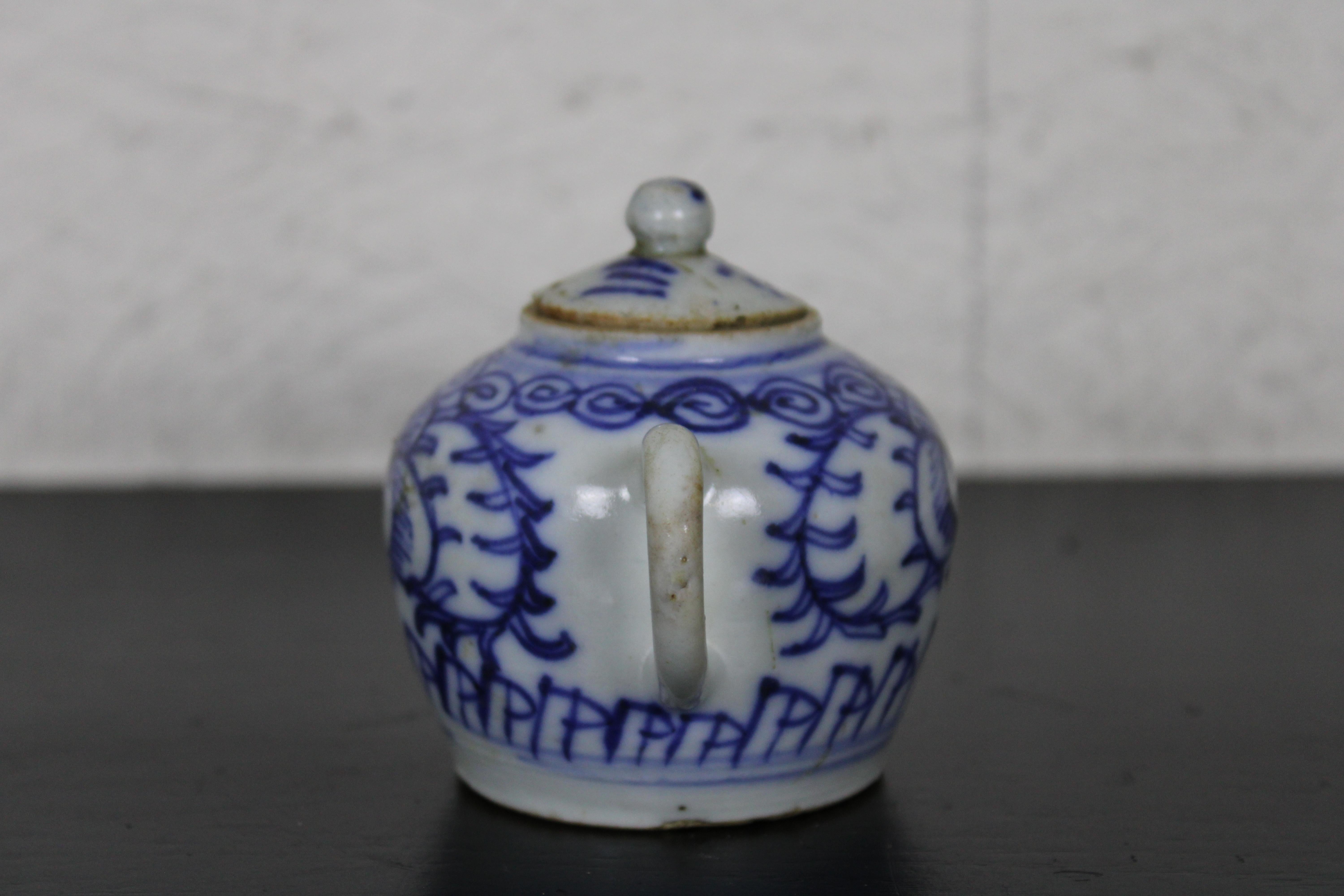 Antique 18th Century Chinese Blue & White Floral Porcelain Tea Pot Creamer In Good Condition In Dayton, OH