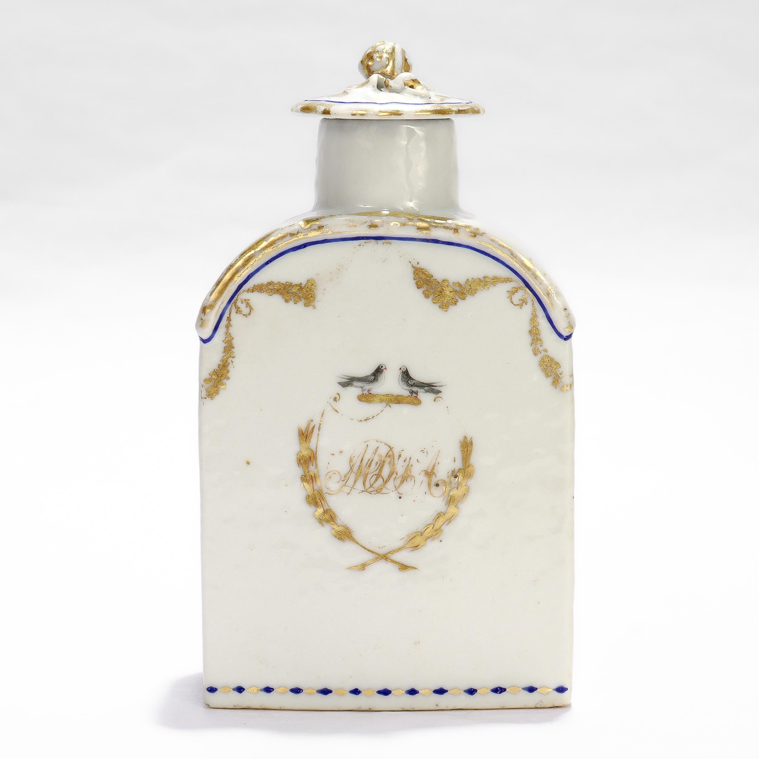 Fina caja de té antigua de porcelana china de exportación.

Decorado en cobalto con reflejos dorados en toda la superficie.

Con una cartela central dorada de laureles cruzados a ambos lados con un monograma en el interior y una pareja de tortolitos