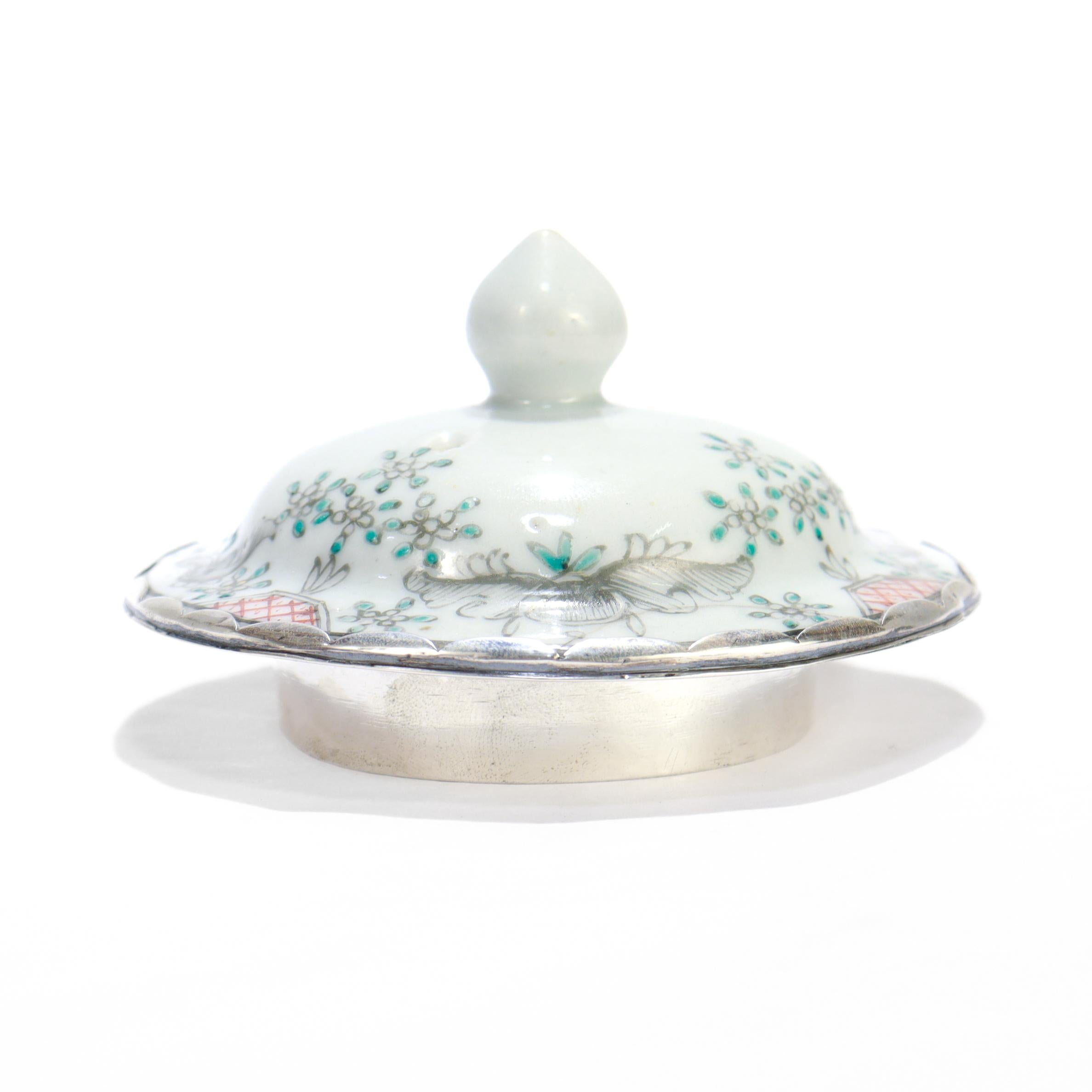 Antigua tetera de porcelana china de exportación del siglo XVIII con pico de plata en venta 3