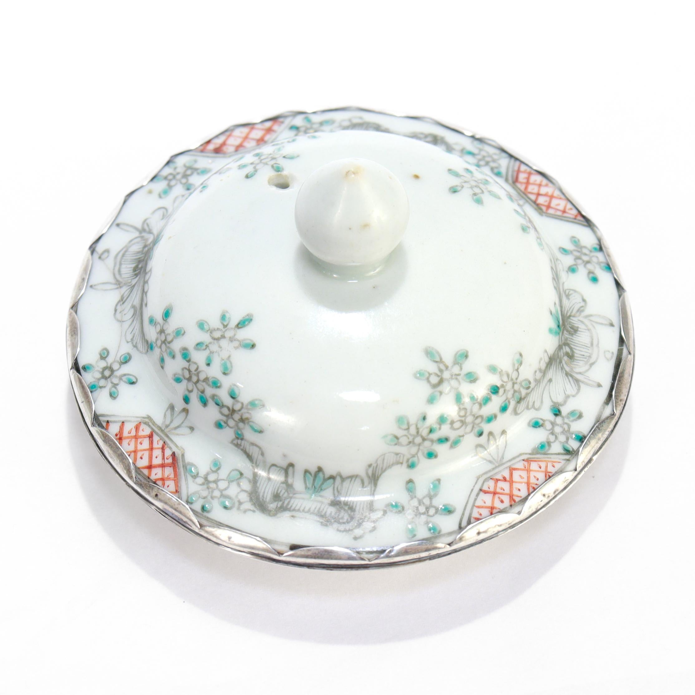 Antigua tetera de porcelana china de exportación del siglo XVIII con pico de plata en venta 4