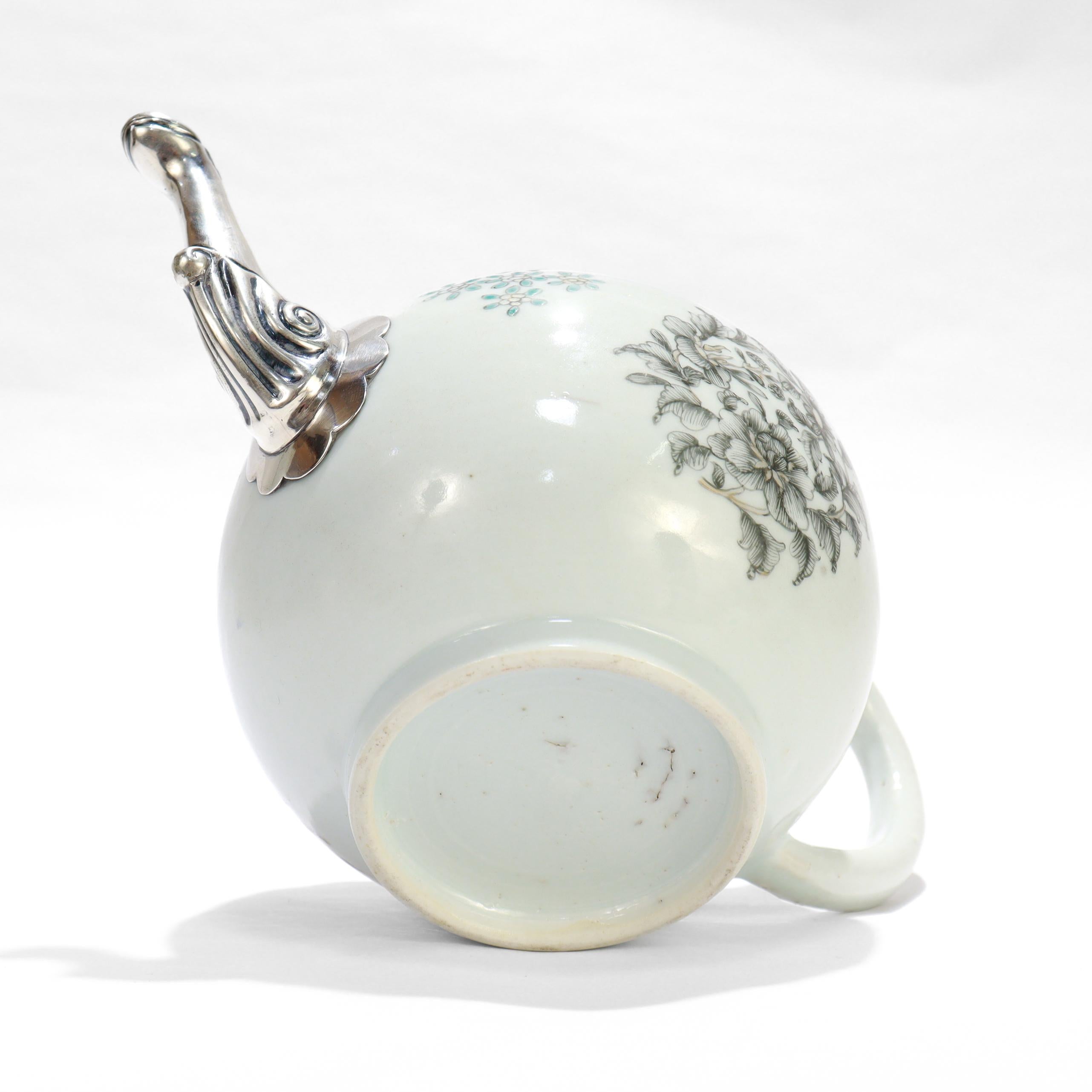Antigua tetera de porcelana china de exportación del siglo XVIII con pico de plata en venta 7