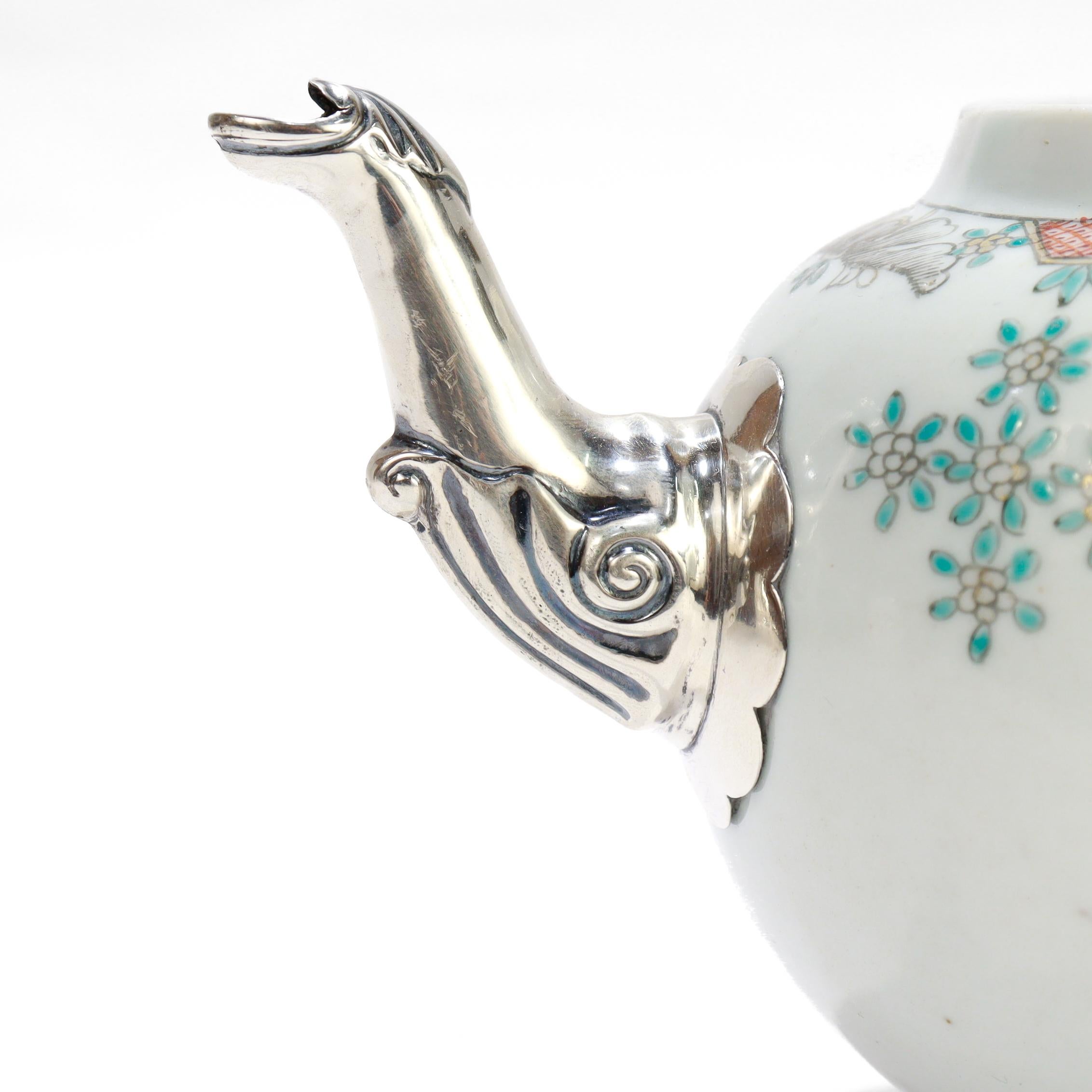 Antigua tetera de porcelana china de exportación del siglo XVIII con pico de plata en venta 8