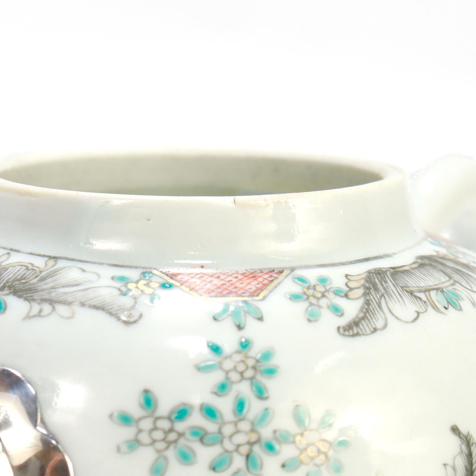 Antigua tetera de porcelana china de exportación del siglo XVIII con pico de plata en venta 9