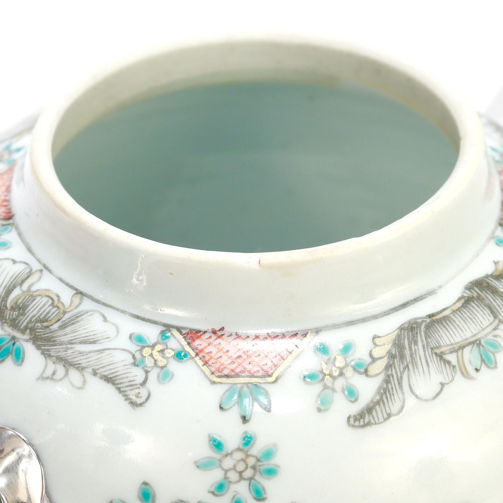 Antigua tetera de porcelana china de exportación del siglo XVIII con pico de plata en venta 10