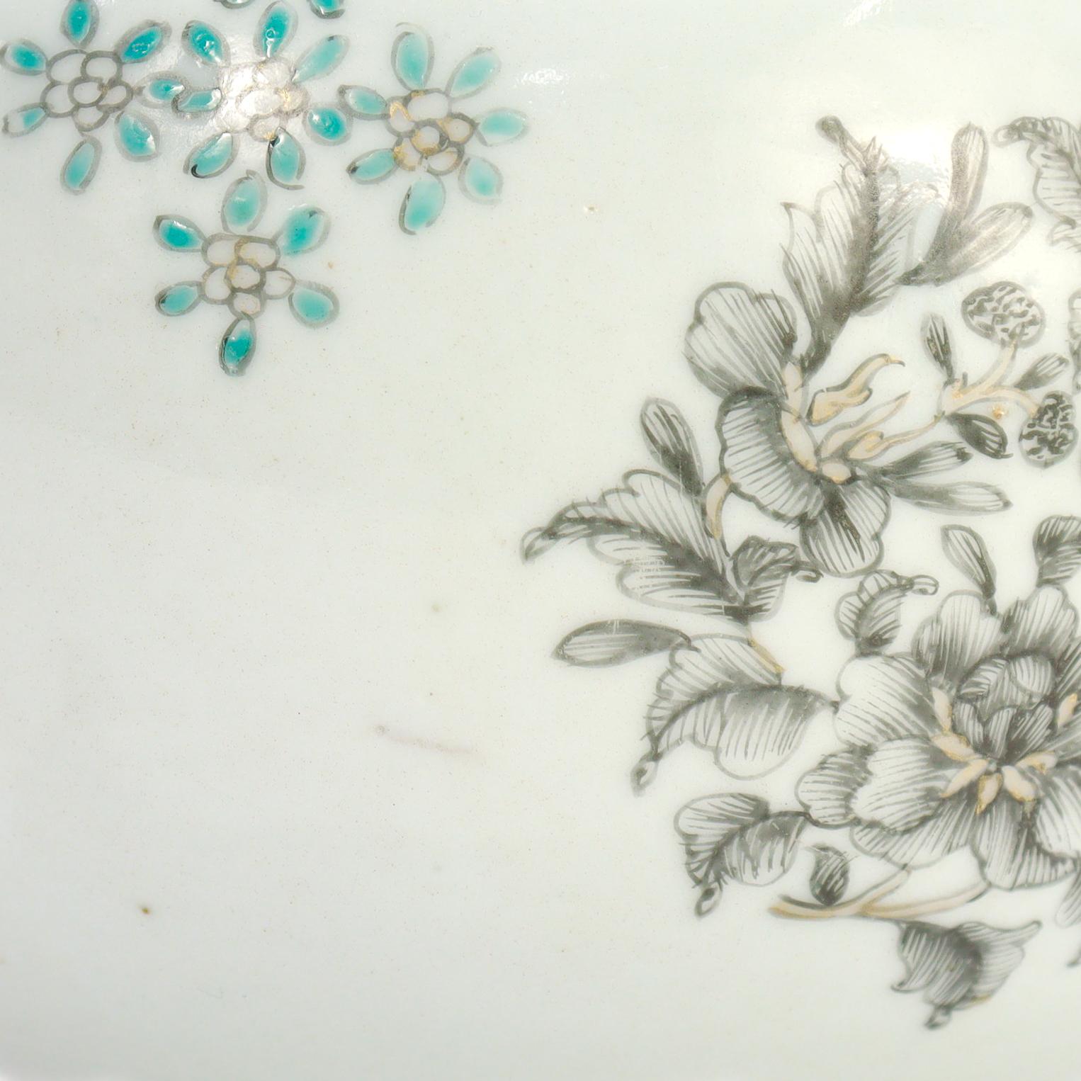 Antigua tetera de porcelana china de exportación del siglo XVIII con pico de plata en venta 11