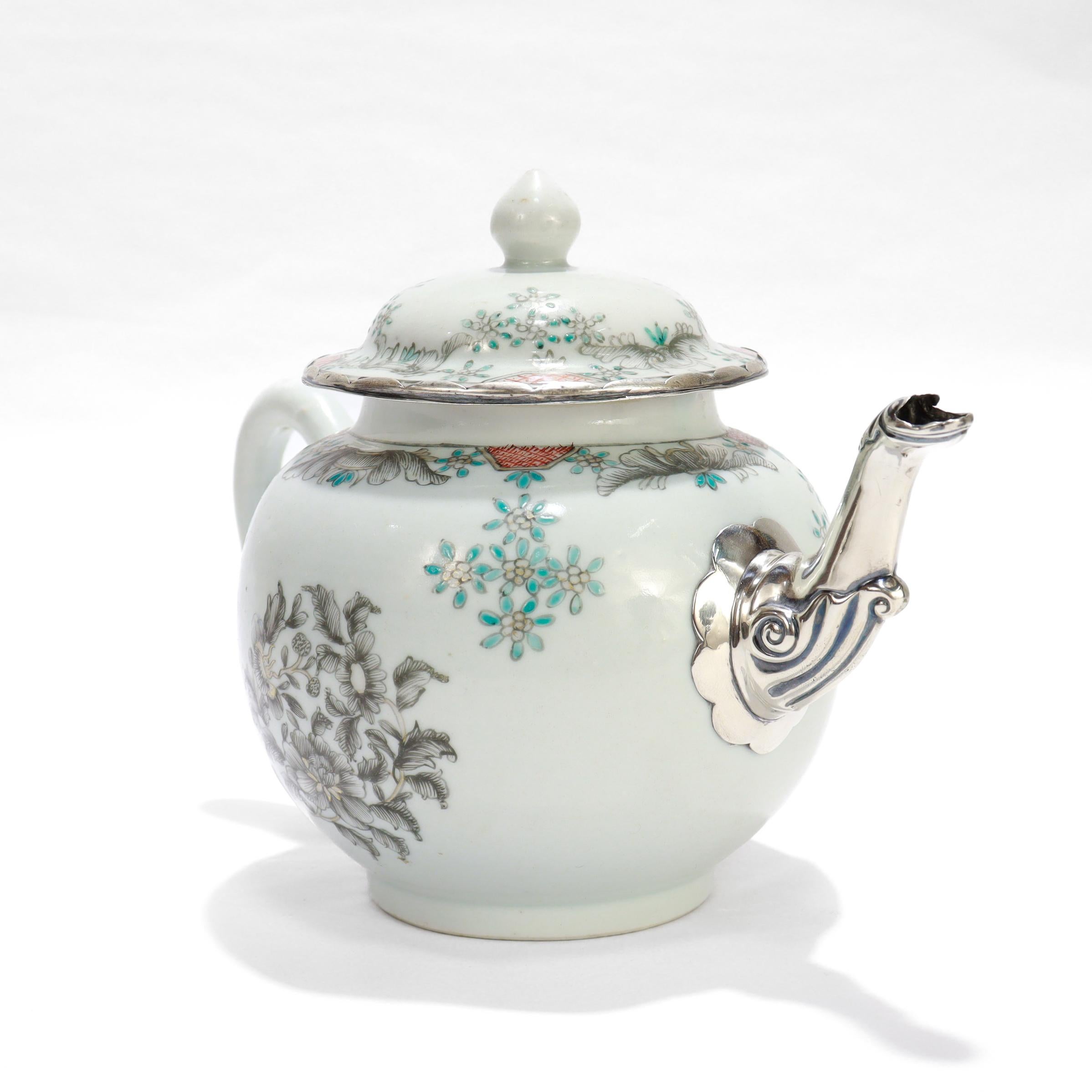 Antigua tetera de porcelana china de exportación del siglo XVIII con pico de plata Exportación china en venta