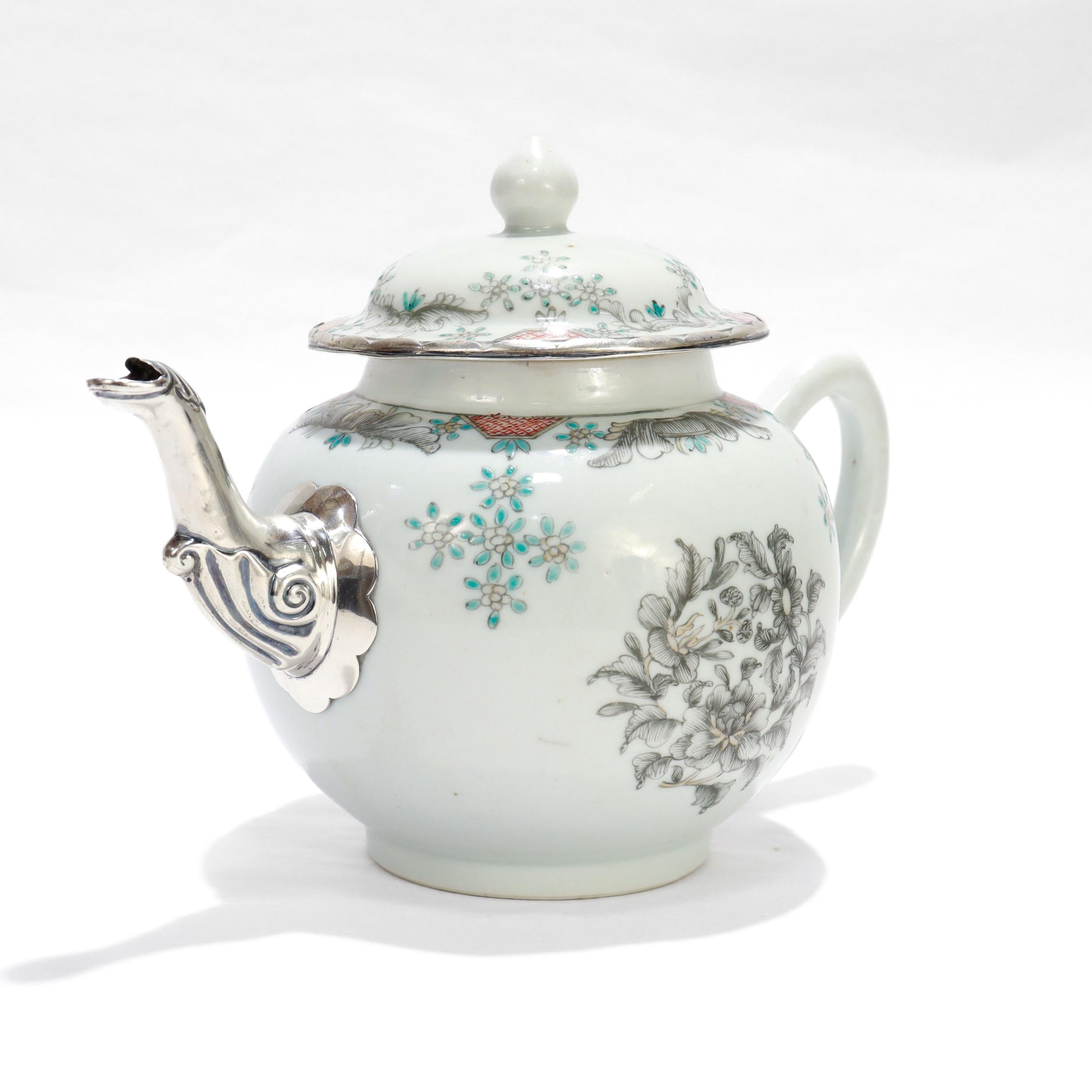 Antigua tetera de porcelana china de exportación del siglo XVIII con pico de plata Chino en venta