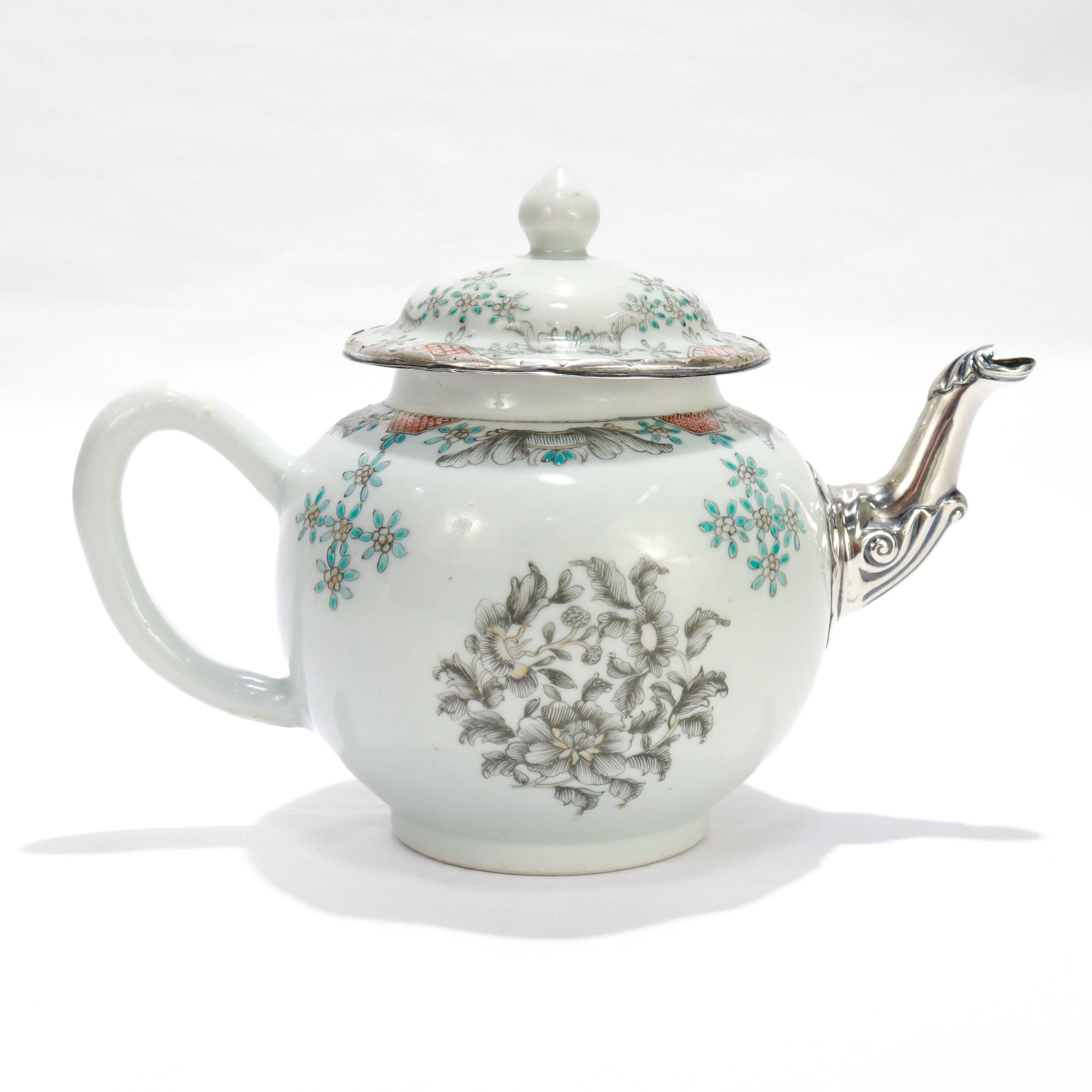 Antigua tetera de porcelana china de exportación del siglo XVIII con pico de plata Silver en venta