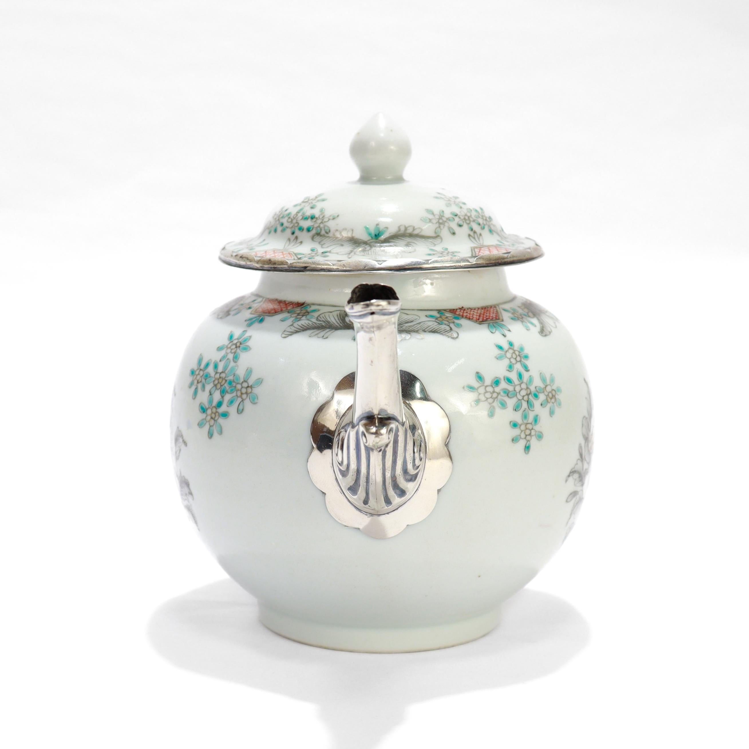 Antigua tetera de porcelana china de exportación del siglo XVIII con pico de plata en venta 1