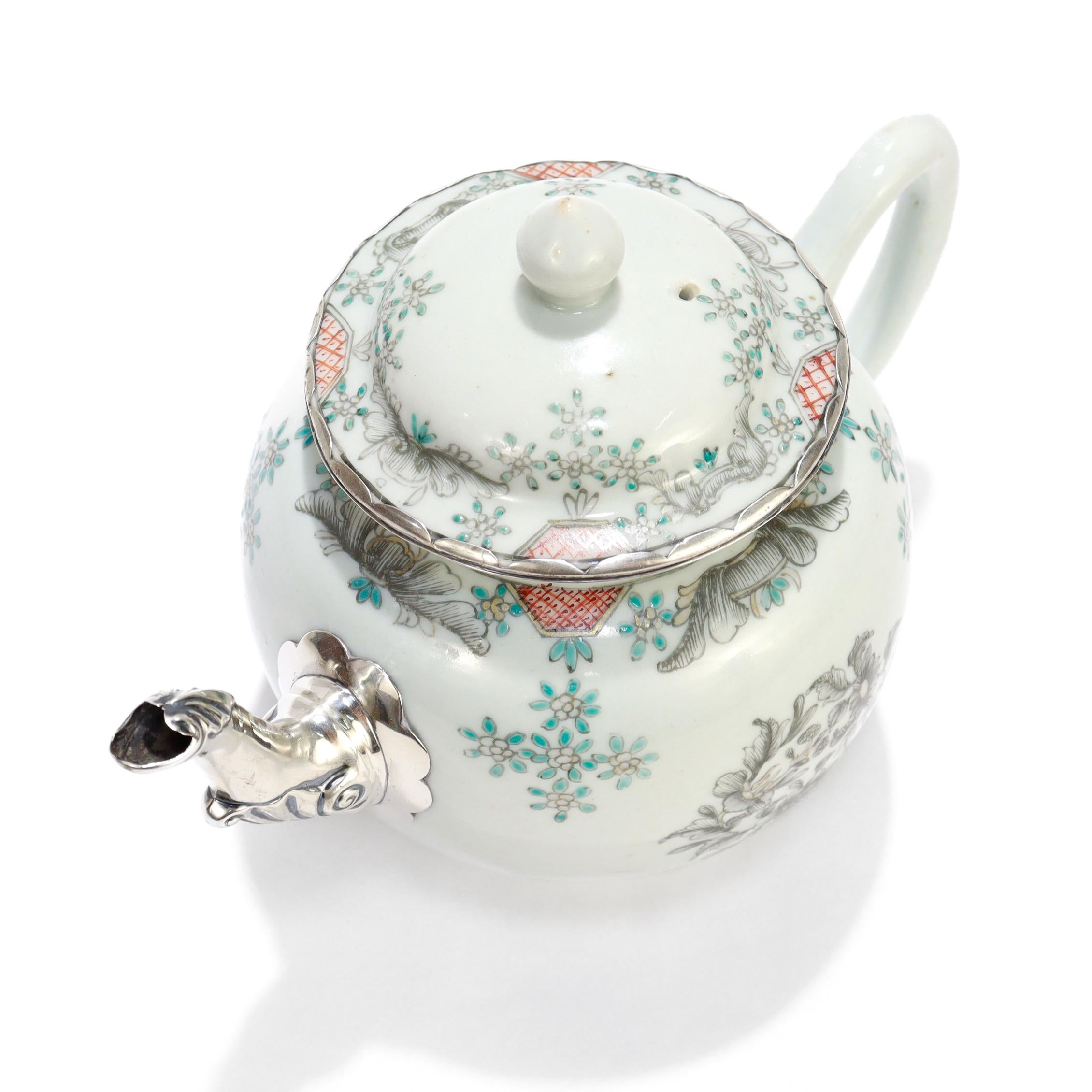 Antigua tetera de porcelana china de exportación del siglo XVIII con pico de plata en venta 2
