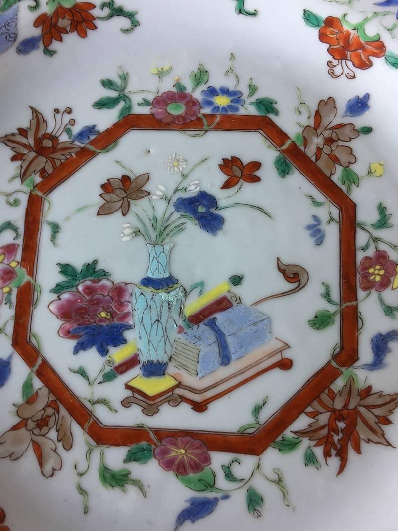 Assiette chinoise ancienne en porcelaine Fencai du 18ème siècle, Kangxi Bon état - En vente à Delft, NL